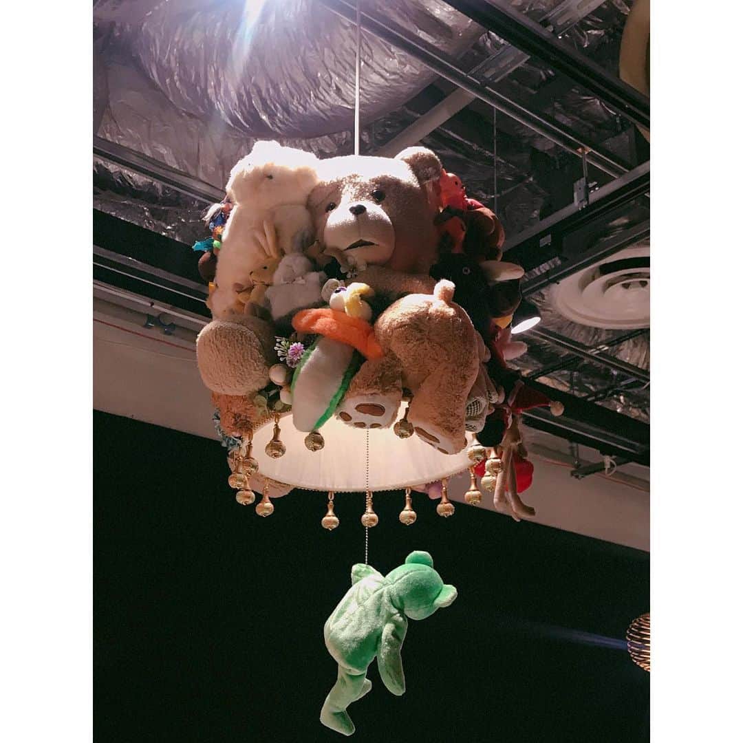 板橋よしえさんのインスタグラム写真 - (板橋よしえInstagram)「. KIM SONGHE EXHIBITION 『天国 − HEAVEN』 PARCO MUSEUM TOKYO 🧸🦄🦋🍄🌼🌈 with @kaela_official 💖💚💖💚  お邪魔した時間、ちょうど誰もいなくってカエラちゃんと空間をふたりじめ😳✨ 奥のお部屋のシャンデリアたちが圧巻で、いろんな角度からシャンデリアを堪能させてもらいました😌💛ソンへちゃん天才っ👏」2月14日 10時27分 - candy_yoshie