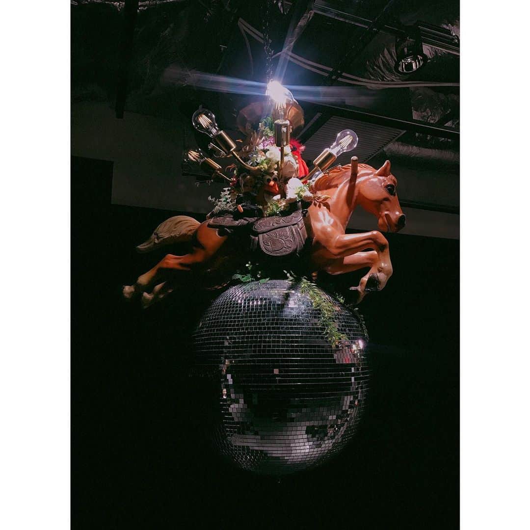 板橋よしえさんのインスタグラム写真 - (板橋よしえInstagram)「. KIM SONGHE EXHIBITION 『天国 − HEAVEN』 PARCO MUSEUM TOKYO 🧸🦄🦋🍄🌼🌈 with @kaela_official 💖💚💖💚  お邪魔した時間、ちょうど誰もいなくってカエラちゃんと空間をふたりじめ😳✨ 奥のお部屋のシャンデリアたちが圧巻で、いろんな角度からシャンデリアを堪能させてもらいました😌💛ソンへちゃん天才っ👏」2月14日 10時27分 - candy_yoshie