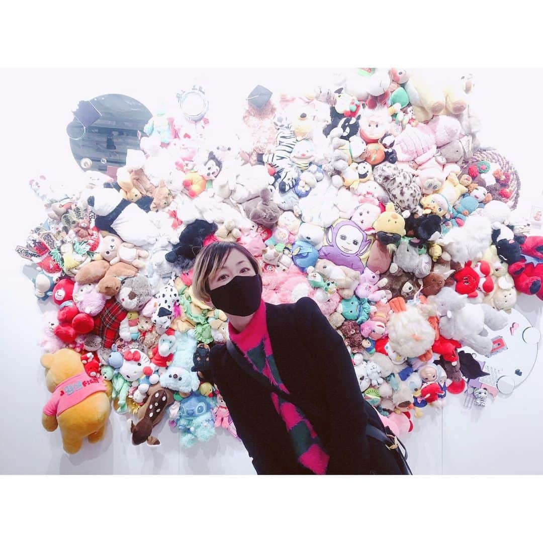 板橋よしえのインスタグラム：「. KIM SONGHE EXHIBITION 『天国 − HEAVEN』 PARCO MUSEUM TOKYO 🧸🦄🦋🍄🌼🌈 with @kaela_official 💖💚💖💚  お邪魔した時間、ちょうど誰もいなくってカエラちゃんと空間をふたりじめ😳✨ 奥のお部屋のシャンデリアたちが圧巻で、いろんな角度からシャンデリアを堪能させてもらいました😌💛ソンへちゃん天才っ👏」