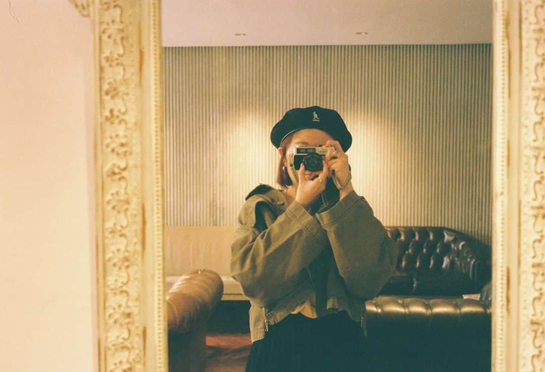 トリイクニコさんのインスタグラム写真 - (トリイクニコInstagram)「フィルム５本出したから すんごいたくさん現像送ってもらったよ🙌🏻💜  2枚目▶︎エモい。 3枚目▶︎5年前の私。 このカメラが1番いい感じに撮れる📷✨  4枚目▶︎これも5年前。 おそらくNYLON partyのしげみとキョーコ。 5枚目▶︎ロケ中のmgののさん。(5年前) 6枚目▶︎撮影手伝いに来てくれたはるちゃん。 7枚目▶︎ピントあってないけど気に入ってる！Ayaちゃん👒  #フィルム #トリイカメラ #ポパイカメラで現像出してLINEで送ってもらったよ！ #なんていいオプション✨」2月14日 10時33分 - toriicamera