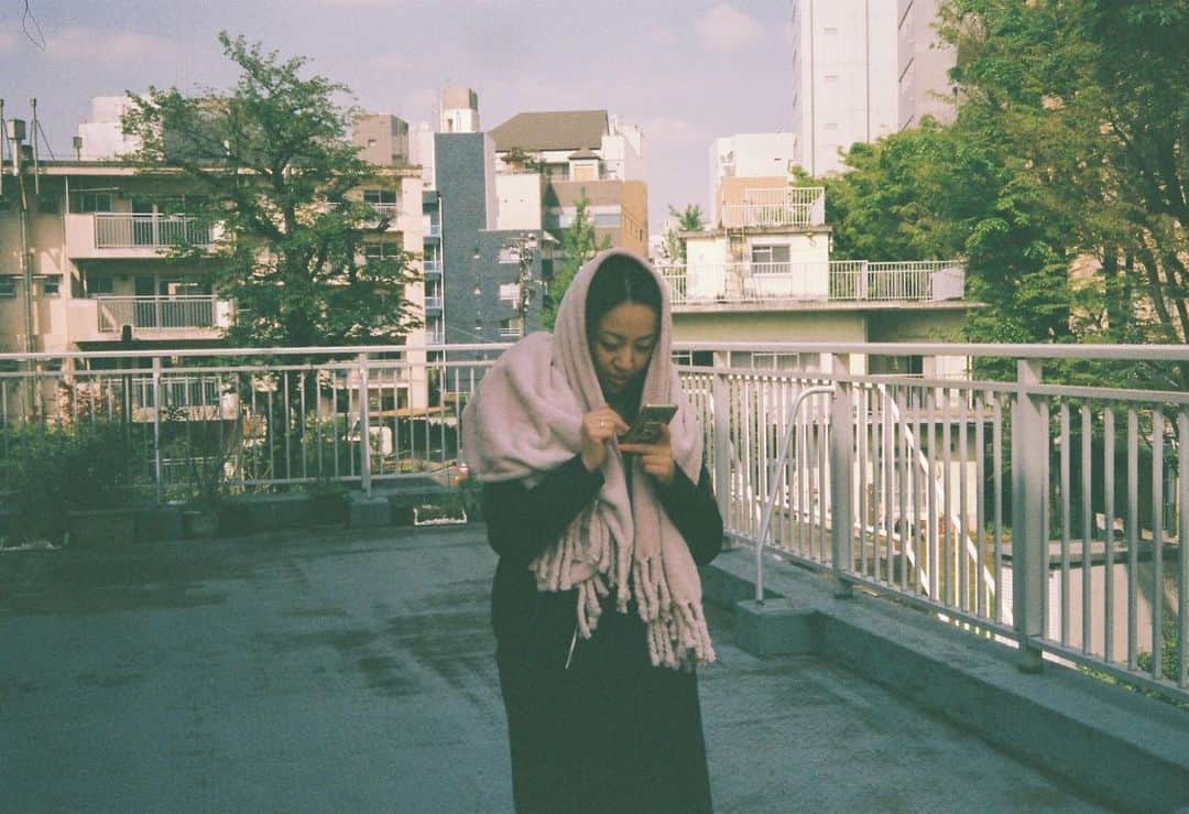 トリイクニコさんのインスタグラム写真 - (トリイクニコInstagram)「フィルム５本出したから すんごいたくさん現像送ってもらったよ🙌🏻💜  2枚目▶︎エモい。 3枚目▶︎5年前の私。 このカメラが1番いい感じに撮れる📷✨  4枚目▶︎これも5年前。 おそらくNYLON partyのしげみとキョーコ。 5枚目▶︎ロケ中のmgののさん。(5年前) 6枚目▶︎撮影手伝いに来てくれたはるちゃん。 7枚目▶︎ピントあってないけど気に入ってる！Ayaちゃん👒  #フィルム #トリイカメラ #ポパイカメラで現像出してLINEで送ってもらったよ！ #なんていいオプション✨」2月14日 10時33分 - toriicamera
