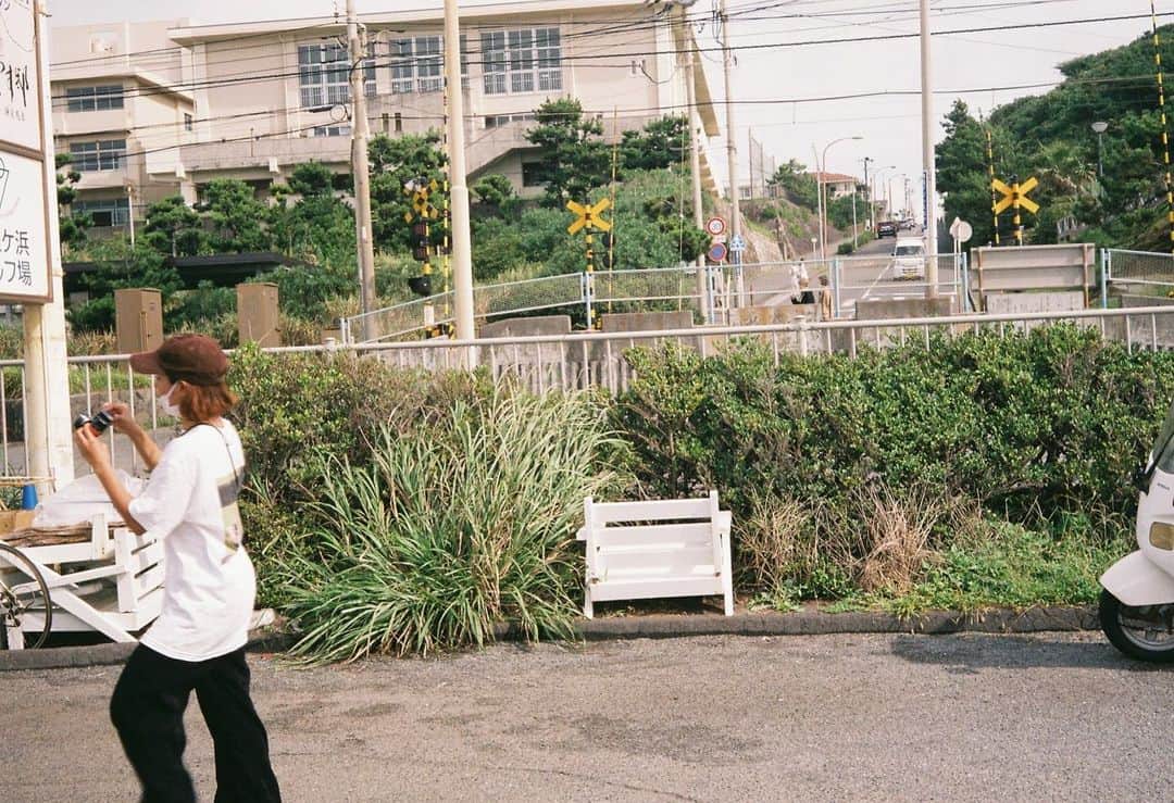 トリイクニコさんのインスタグラム写真 - (トリイクニコInstagram)「フィルム５本出したから すんごいたくさん現像送ってもらったよ🙌🏻💜  2枚目▶︎エモい。 3枚目▶︎5年前の私。 このカメラが1番いい感じに撮れる📷✨  4枚目▶︎これも5年前。 おそらくNYLON partyのしげみとキョーコ。 5枚目▶︎ロケ中のmgののさん。(5年前) 6枚目▶︎撮影手伝いに来てくれたはるちゃん。 7枚目▶︎ピントあってないけど気に入ってる！Ayaちゃん👒  #フィルム #トリイカメラ #ポパイカメラで現像出してLINEで送ってもらったよ！ #なんていいオプション✨」2月14日 10時33分 - toriicamera