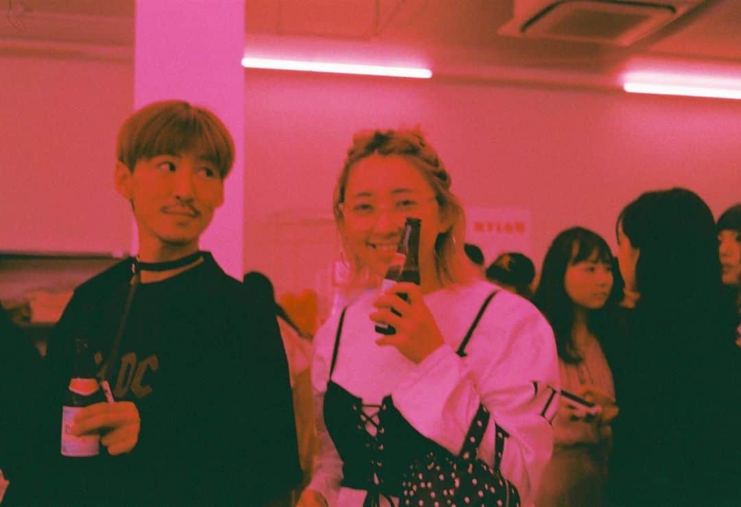 トリイクニコさんのインスタグラム写真 - (トリイクニコInstagram)「フィルム５本出したから すんごいたくさん現像送ってもらったよ🙌🏻💜  2枚目▶︎エモい。 3枚目▶︎5年前の私。 このカメラが1番いい感じに撮れる📷✨  4枚目▶︎これも5年前。 おそらくNYLON partyのしげみとキョーコ。 5枚目▶︎ロケ中のmgののさん。(5年前) 6枚目▶︎撮影手伝いに来てくれたはるちゃん。 7枚目▶︎ピントあってないけど気に入ってる！Ayaちゃん👒  #フィルム #トリイカメラ #ポパイカメラで現像出してLINEで送ってもらったよ！ #なんていいオプション✨」2月14日 10時33分 - toriicamera