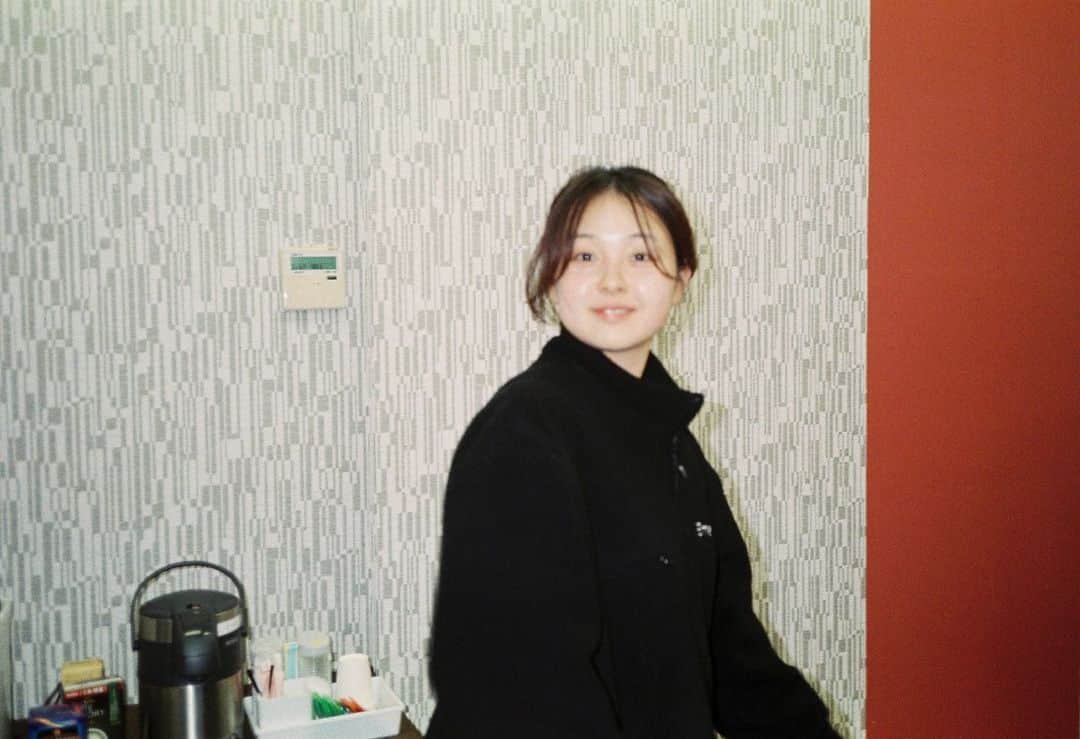 トリイクニコさんのインスタグラム写真 - (トリイクニコInstagram)「フィルム５本出したから すんごいたくさん現像送ってもらったよ🙌🏻💜  2枚目▶︎エモい。 3枚目▶︎5年前の私。 このカメラが1番いい感じに撮れる📷✨  4枚目▶︎これも5年前。 おそらくNYLON partyのしげみとキョーコ。 5枚目▶︎ロケ中のmgののさん。(5年前) 6枚目▶︎撮影手伝いに来てくれたはるちゃん。 7枚目▶︎ピントあってないけど気に入ってる！Ayaちゃん👒  #フィルム #トリイカメラ #ポパイカメラで現像出してLINEで送ってもらったよ！ #なんていいオプション✨」2月14日 10時33分 - toriicamera