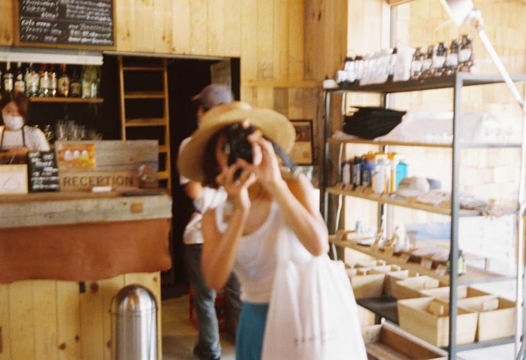トリイクニコさんのインスタグラム写真 - (トリイクニコInstagram)「フィルム５本出したから すんごいたくさん現像送ってもらったよ🙌🏻💜  2枚目▶︎エモい。 3枚目▶︎5年前の私。 このカメラが1番いい感じに撮れる📷✨  4枚目▶︎これも5年前。 おそらくNYLON partyのしげみとキョーコ。 5枚目▶︎ロケ中のmgののさん。(5年前) 6枚目▶︎撮影手伝いに来てくれたはるちゃん。 7枚目▶︎ピントあってないけど気に入ってる！Ayaちゃん👒  #フィルム #トリイカメラ #ポパイカメラで現像出してLINEで送ってもらったよ！ #なんていいオプション✨」2月14日 10時33分 - toriicamera