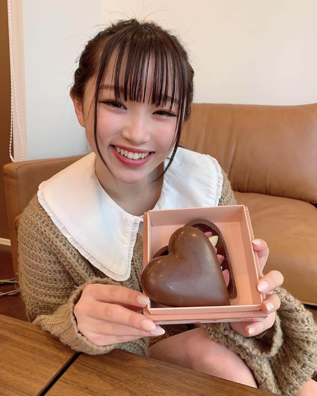 平野夢来（ゆぴぴ）のインスタグラム：「happyvalentine🍑 ・ ・ オルガン坂生徒会で撮っていただいたのとは別バージョン   #バレンタイン  #手作りじゃないよ」
