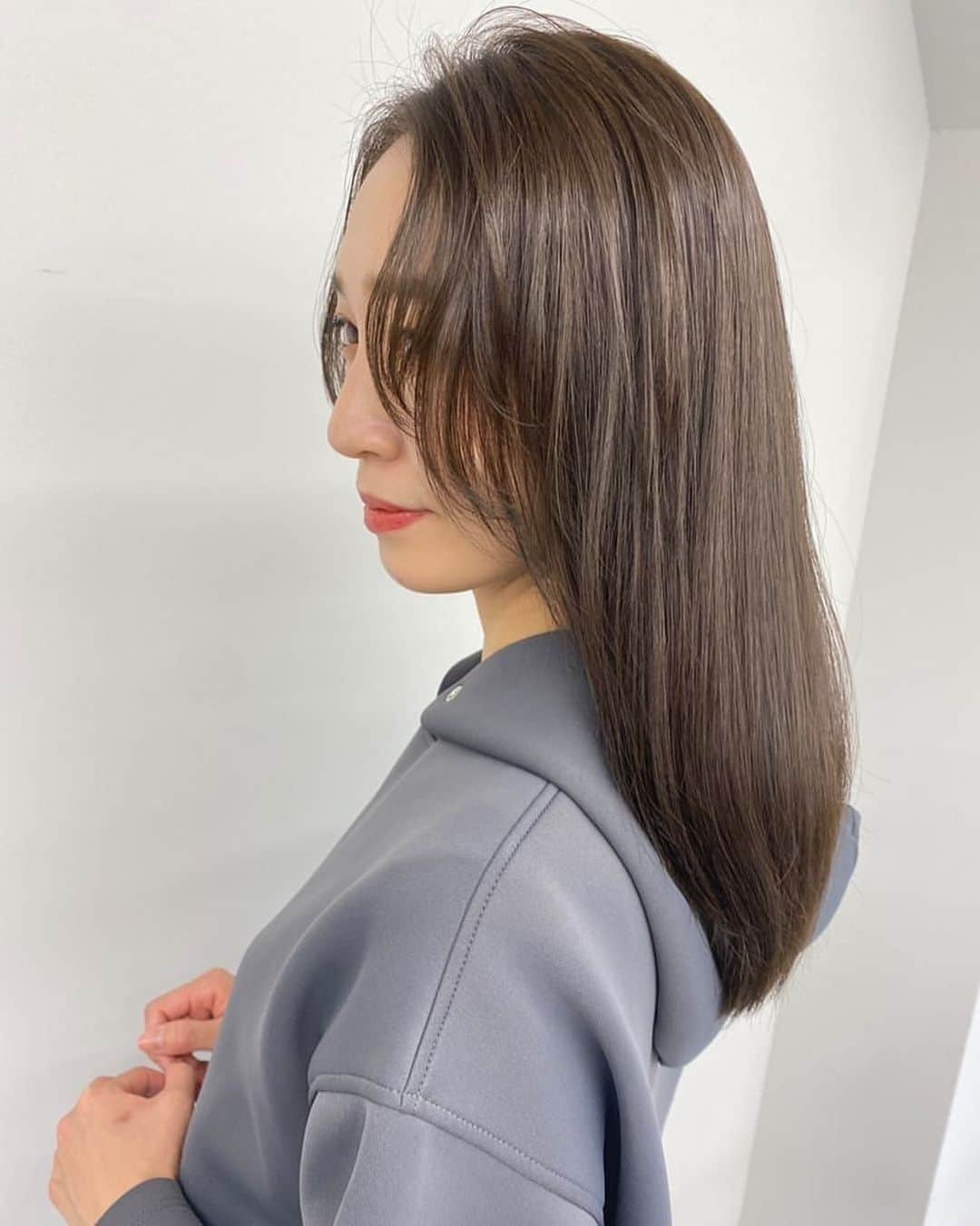 鈴木優美 のインスタグラム：「after→before ヘアカラーの詳細です💇‍♀️ カラーは先ほど @startokyo.mami さんにブルーアッシュとお聞きしました🤍 カラーの後にして頂いた「ミネコラトリートメント」！ 水素の力で驚きのツヤとサラサラ髪が手に入る魔法のトリートメントで、髪の毛の水分量が上がって潤いのある髪に✨ 水分量が整うことでうねりや広がりが収まりやすくなるんだそうです☺️✨ . 透明感のあるカラーと柔らかい艶のある髪質になりました！！！ @startokyo_ の皆さま良くして頂き本当にありがとうございました🤍 まみさんまた子育てや美容のお話しましょうね😆 . . . . . . #ミネコラ #髪質改善 #ミネコラトリートメント #トリートメント #ヘアケア #ヘアカラー #ブルーアッシュ #渋谷美容室 #渋谷 #ママ美容師 #ママ美容 #startokyo #hairstyle #haircolor」