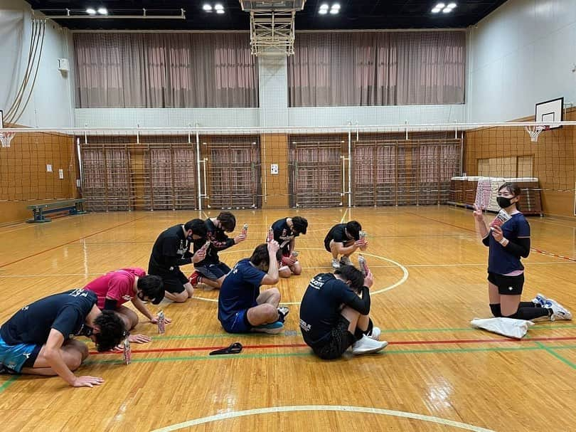 浅岡遥太のインスタグラム：「昨日はちよと赤城さんがチョコくれました。 ありがとう😭  #東京スリジエ﻿ #tokyocerisier #千代田区地域密着型バレーボールチーム #神田﻿ #秋葉原 #東京﻿ #tokyo #バレーボール﻿ #千代田 #千代田区﻿ #地域密着型﻿ #地域密着 #地域貢献 #volleyball﻿ #beachvolleyball #dalponte﻿ #とまり木整骨院﻿ #モトーレントーマツ #ティーエルサービス #神田和食そらみち﻿ #神田丸屋　 #神田福はら #武蔵家酒店 #大塚製薬 #ママネーナの学校 #TSM #colancolan #さんくーる #長崎JPIC」