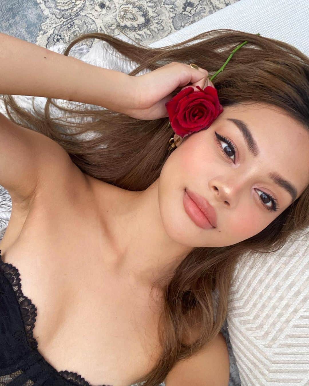リリーマイマックのインスタグラム：「Happy valentines 🌹 any excuse to spoil your loved ones 🥰 (including yourself 😛)」