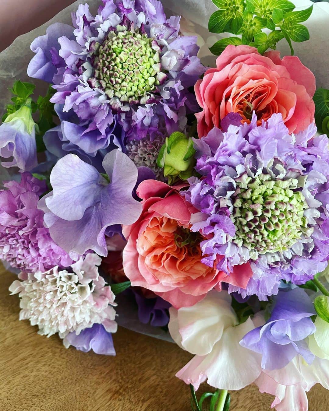 牧山純子のインスタグラム：「大好きな花宴さんの15周年ブーケプレゼントに応募したら見事に当たりました☺️🙌 バレンタインデーの朝、素敵なプレゼントをいただけてとても幸せ💐✨  #お花 #flowers #花宴 #お花のある暮らし」