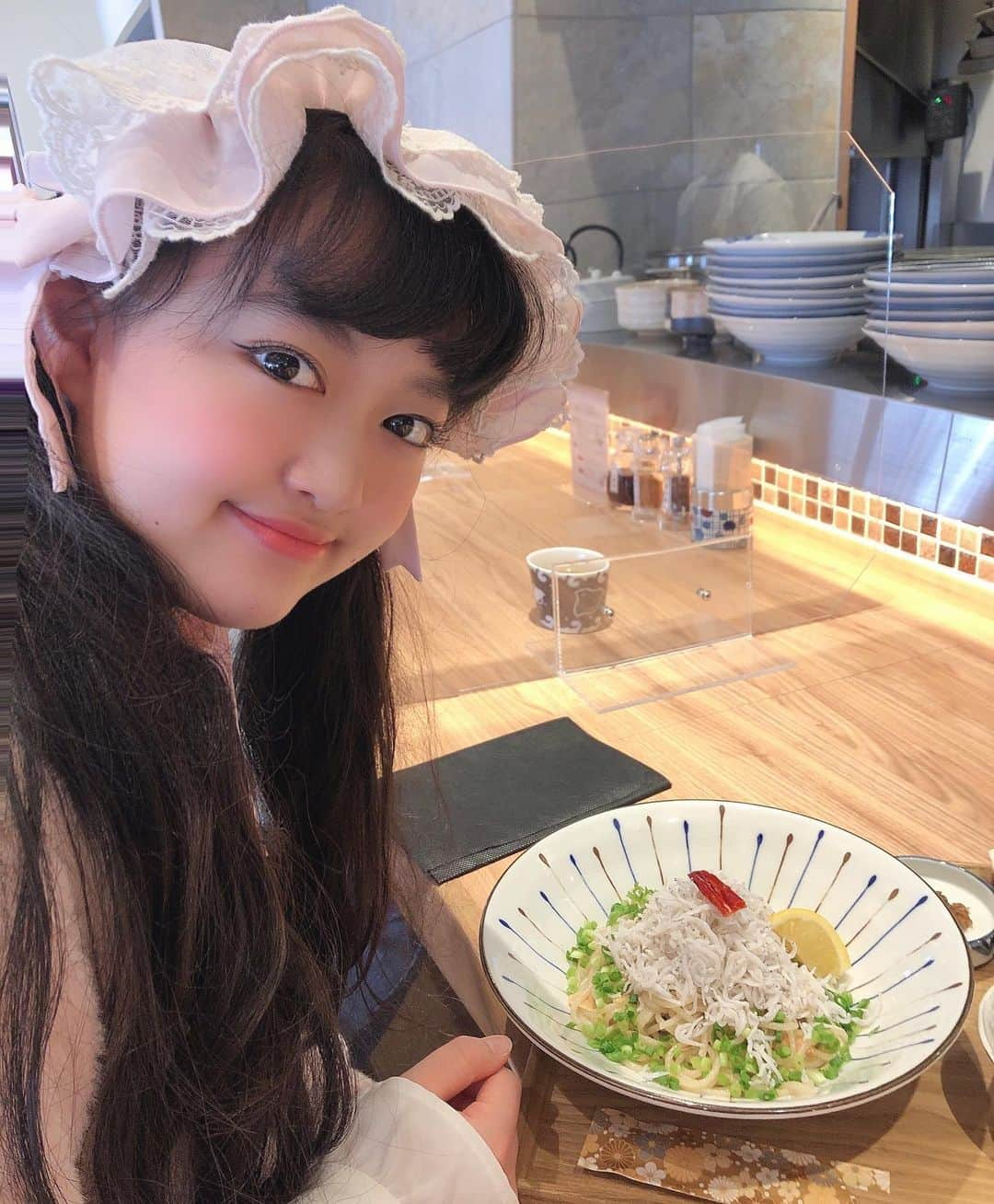 高梨ねねのインスタグラム：「❤︎ いつも食べちゃうたらこスパ🍝 原宿でココがいちばん美味しいよ😊 ❤︎ ももちゃんは炙りたらこのお出汁スパゲッティ ねねは山盛りしらすのペペロンチーノ 最後はお出汁をかけてスープスパにしたよ 写真④枚あるからスワイプしてね👉 ❤︎ ❤︎ #高梨ねね #高梨もも #タレント #アイドル #モデル #シブサン #シブサンプロジェクト #shibu3project #いいね返し #コメント返し #sweetlolita #lolitafasion #ロリータファッション #原宿 #harajuku #パスタ #東京たらこスパゲッティ」