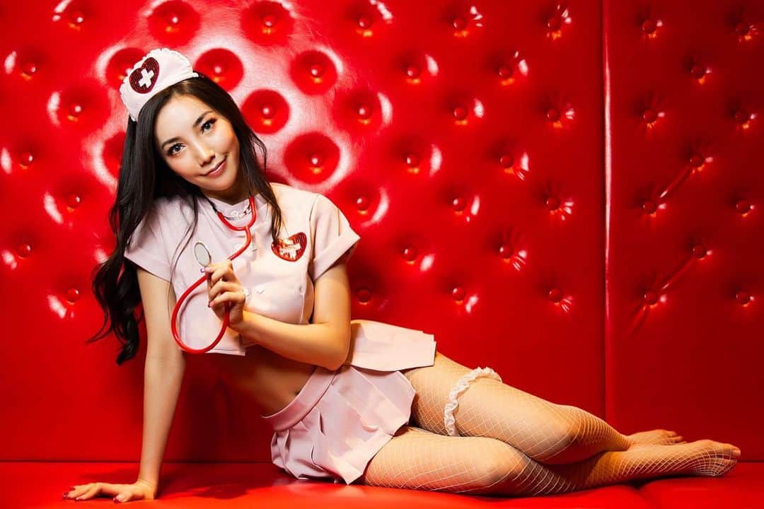 キャシー凛のインスタグラム：「Have a lovely Valentine's Day! 🍫💌💋💋💋 　 #valentine  photo by @notjustboudoir」