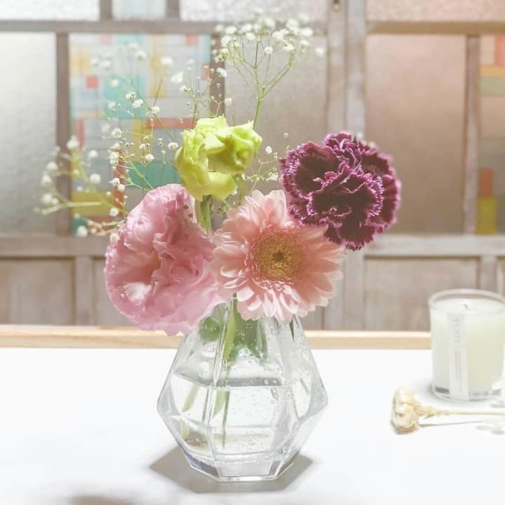 Bloomee LIFEさんのインスタグラム写真 - (Bloomee LIFEInstagram)「ふんわり優しい色合いに 複色カーネーションがアクセントになった 素敵なブーケ💐  かすみ草の花言葉は 『清らかな心』  お部屋にお花を飾ると 花言葉のように清らかな気持ちで 1日を過ごせそう🌷✨  @mai_panman さんのお写真  #bloomeelife#ブルーミーライフ#お花の定期便#プチブーケ#サブスク#花のある生活#花好きな人と繋がりたい#おうち時間#花部#花写真#花が好き#花を飾る#暮らしを楽しむ#日々の暮らし#丁寧な暮らし#日々#お花のある暮らし#素敵な休日#暮らしを整える#くらしのきほん#日々の暮らしを楽しむ#丁寧に暮らす#おうち時間#インテリアフラワー#ナチュラルインテリア#豊かな暮らし  #花束」2月14日 11時00分 - bloomee