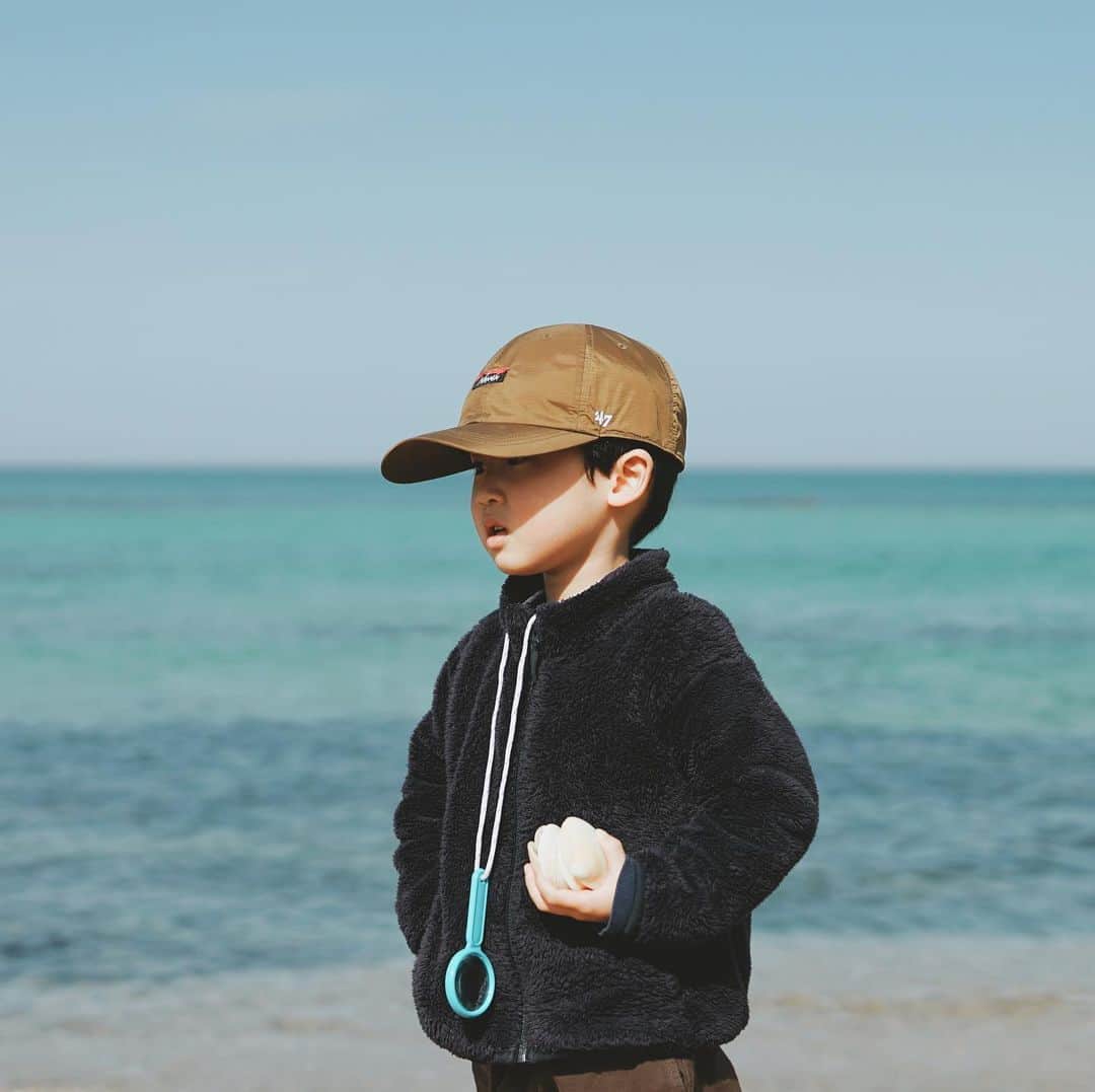 Takafumi Gotoのインスタグラム：「Beachcombing Boy🐚」