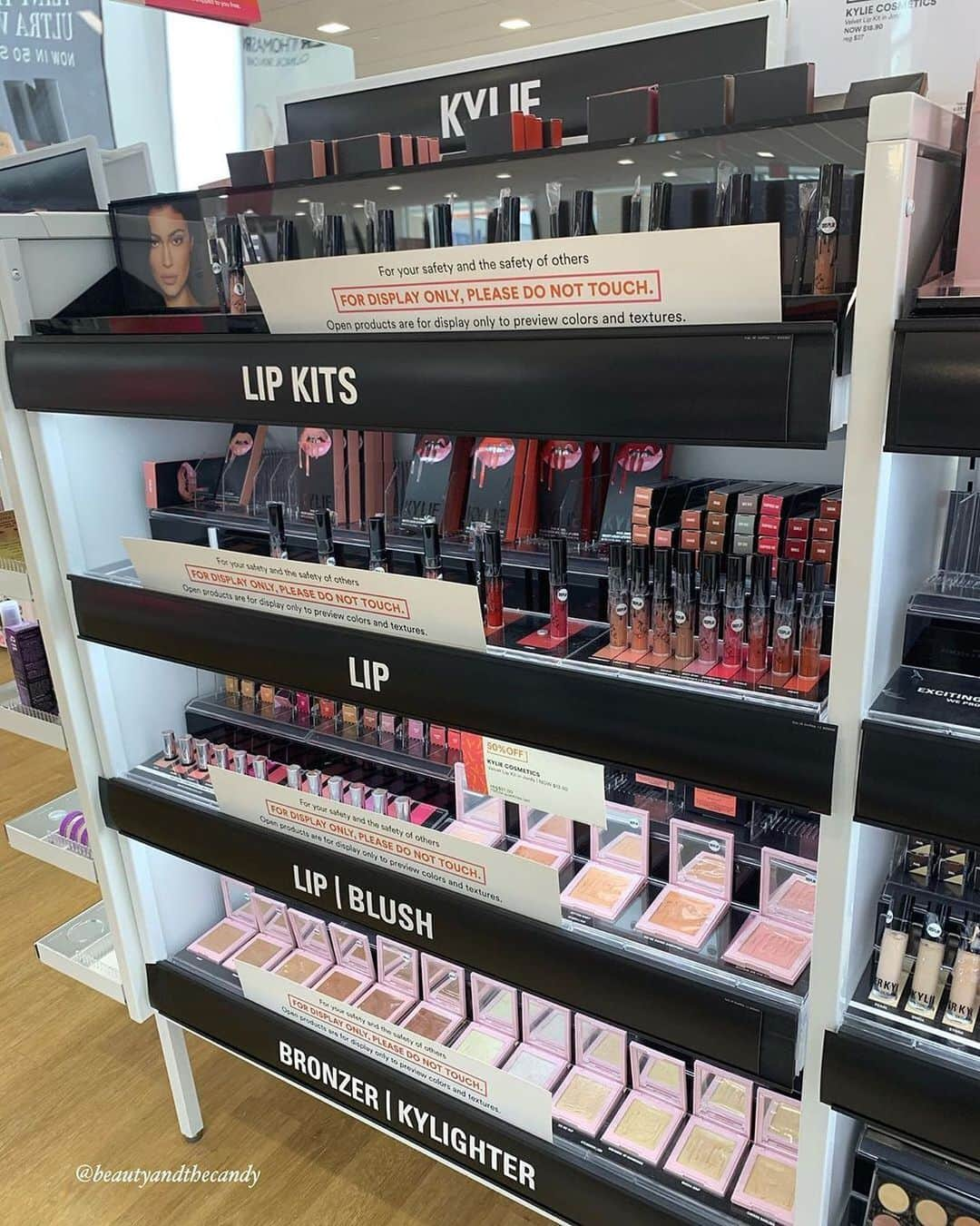 Kylie Cosmeticsさんのインスタグラム写真 - (Kylie CosmeticsInstagram)「weekend shopping trips are the best! 🛍 grab all your kylie cosmetics and @kylieskin favs from @ultabeauty or on ulta.com 💗 pic by @beautyandthecandy」2月14日 11時00分 - kyliecosmetics