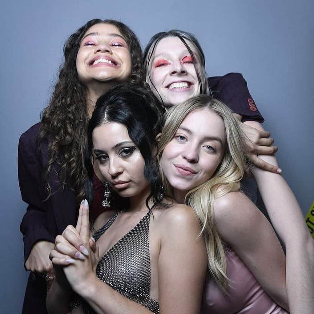 E! Onlineさんのインスタグラム写真 - (E! OnlineInstagram)「B—tch, tag your soulmate. 💋 All carbs, no boys, our love for #GalentinesDay is infinite. (📷: @euphoria/Getty)」2月14日 11時03分 - enews