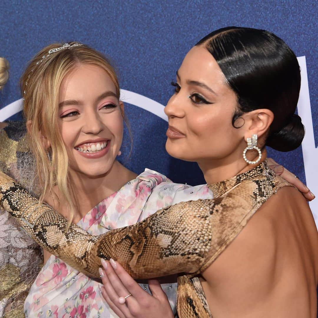 E! Onlineさんのインスタグラム写真 - (E! OnlineInstagram)「B—tch, tag your soulmate. 💋 All carbs, no boys, our love for #GalentinesDay is infinite. (📷: @euphoria/Getty)」2月14日 11時03分 - enews