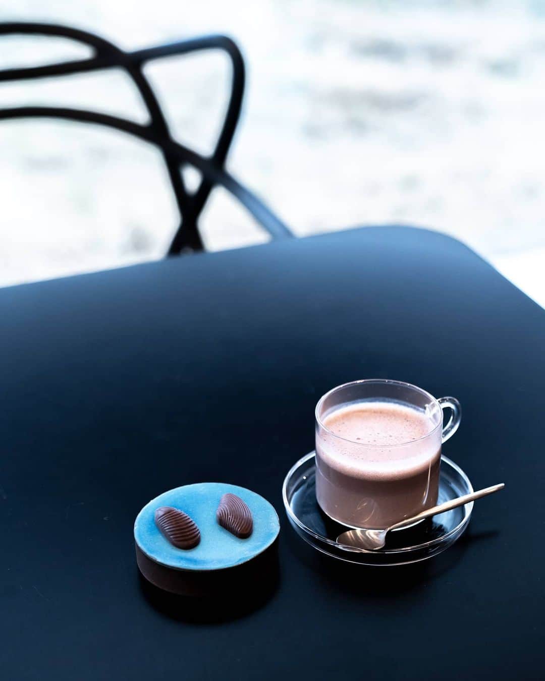 6151のインスタグラム：「大切な人に食べてほしいチョコレート🍫  出雲にあるBean to bar 最高においしいチョコレートが 食べられるナナイロで チョコレートの食べ比べ  おいしく食べられる 紅茶や珈琲、ワインなどの ペアリングについても チョコレートの種類に合わせて ひとつひとつ丁寧に説明されていて 至福のチョコが味わえるのだった  パッケージがどれも素敵で つい大人買いしてしまった」