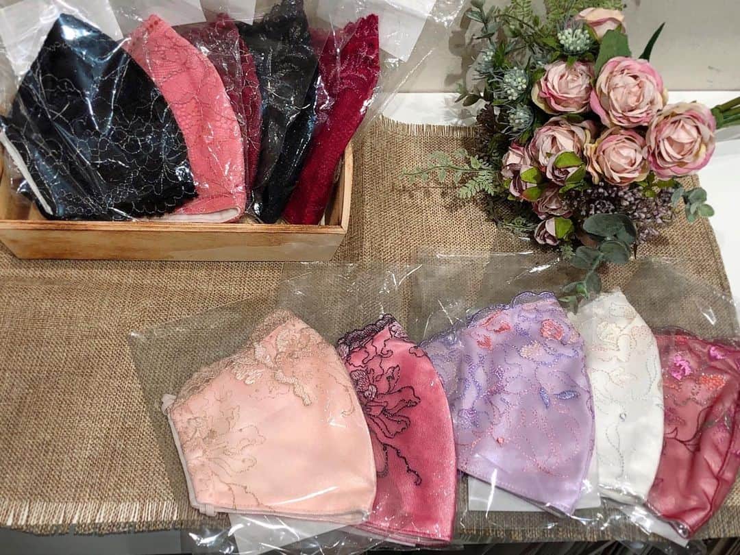 Ravijour札幌4丁目プラザ店のインスタグラム：「#onsale   先日RAVIJOURオフィシャルでのインスタライブでお問い合わせが多かった#レーシーブーケマスク のご紹介です😷❤ 詳しくはブログへ✈  #ラヴィジュール #ravijourstaff  #ravijour_official  #ravijoursapporo」
