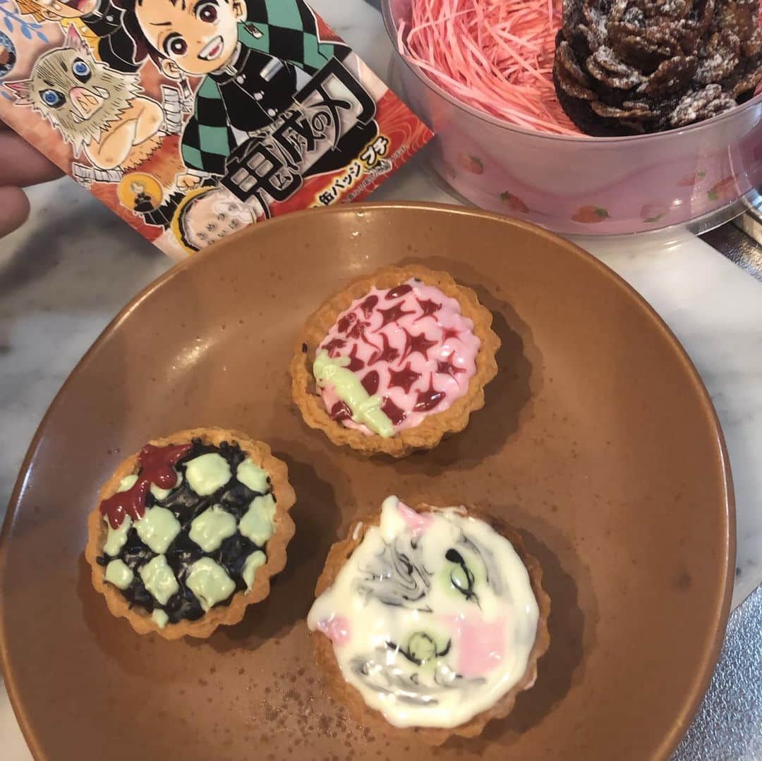 池田航さんのインスタグラム写真 - (池田航Instagram)「Happy Valentine 🍫❤🎉🎉🎉 ･ ･ 逆転チョコだよぉー❤みんなに届けー❤❤❤ ･ ･ #鬼滅の刃 #鬼滅の刃チョコ  #Valentine #バレンタインデー #逆チョコ #バレンタインチョコ#手作りバレンタイン  ･  #おうちのみんなを楽しませるために毎日LIVE実施中 #一緒に最高のおうち時間を過ごそう #おうち時間  #おうちの過ごし方  ･ ･ #小池知事メッセージ  #緊急事態処置実施中 #緊急事態宣言 #自宅待機   @tocho_covid19  東京都公式の緊急事態処置実施活動のアカウントが出来ているみたいです！ 日々変わっていく情報の中でより早くコロナウイルスの情報を教えてくれるみたい！ 東京都のみんなはチェックしてみて😌 ･ ･ YouTubeにて🔎KOHクッキング🔍で 動画投稿してます！ 【池田航】で検索してね❤ ･ ･ ･ 料理アカウントもよかったらフォローしてね✨☞@chef.koh ･ ･ #富山県 #富山 #オム男子 #鎧勇騎月兎 #池田航 #スパコマ #超コマ #食育インストラクター #調理師免許 #スーパーフードプランナー #歯並び #料理男子 #笑顔」2月14日 11時19分 - kohcooking