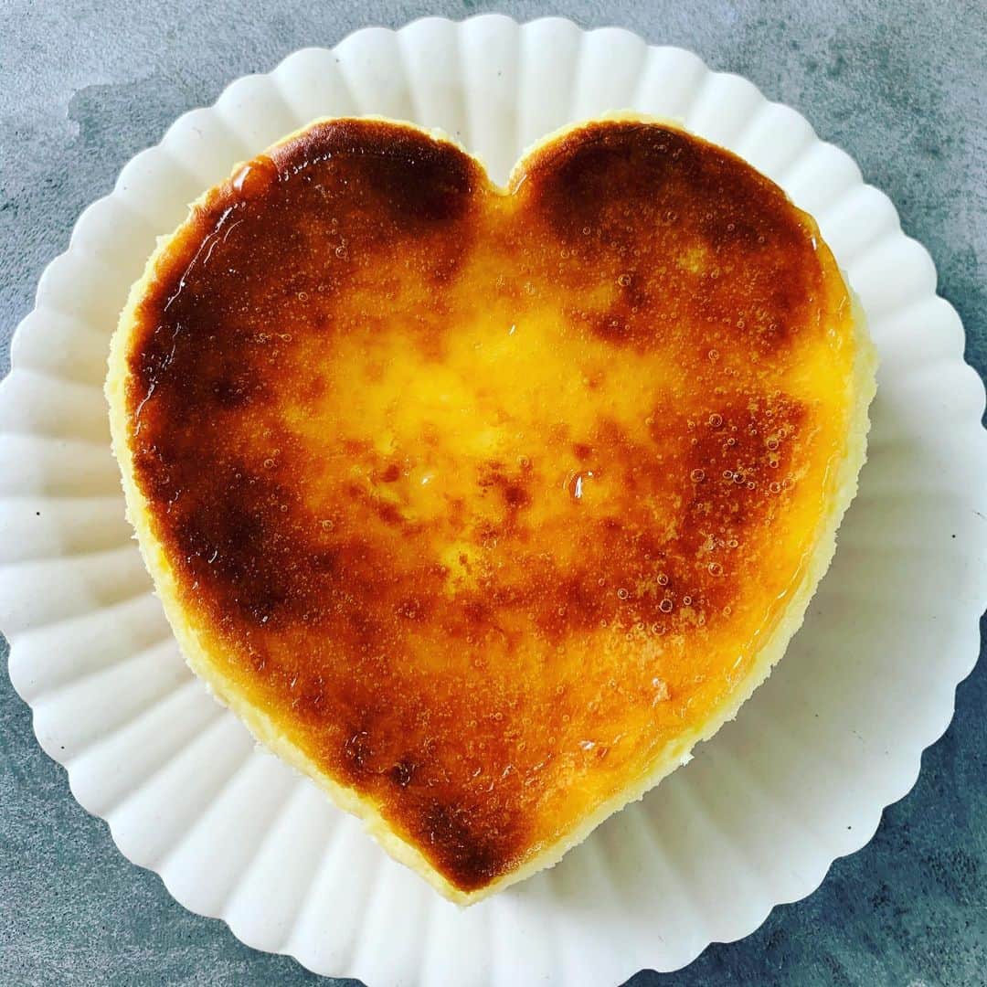 ギャル曽根さんのインスタグラム写真 - (ギャル曽根Instagram)「ブリュレ仕立てのハートチーズケーキ🧀🤎🤎🤎 バレンタインもフィラデルフィアクリームチーズのチーズケーキ診断レシピを使って簡単ブリュレ仕立てのハートチーズケーキを是非作ってみて下さい❤️❤️❤️ #バレンタインもチーズケーキつくろっ♥️ #簡単チーズケーキ #フィラデルフィアクリームチーズ #チーズケーキ診断 #💝」2月14日 11時11分 - galsone_1204