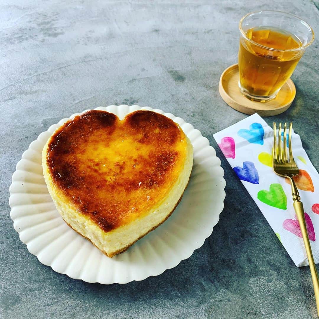 ギャル曽根のインスタグラム：「ブリュレ仕立てのハートチーズケーキ🧀🤎🤎🤎 バレンタインもフィラデルフィアクリームチーズのチーズケーキ診断レシピを使って簡単ブリュレ仕立てのハートチーズケーキを是非作ってみて下さい❤️❤️❤️ #バレンタインもチーズケーキつくろっ♥️ #簡単チーズケーキ #フィラデルフィアクリームチーズ #チーズケーキ診断 #💝」
