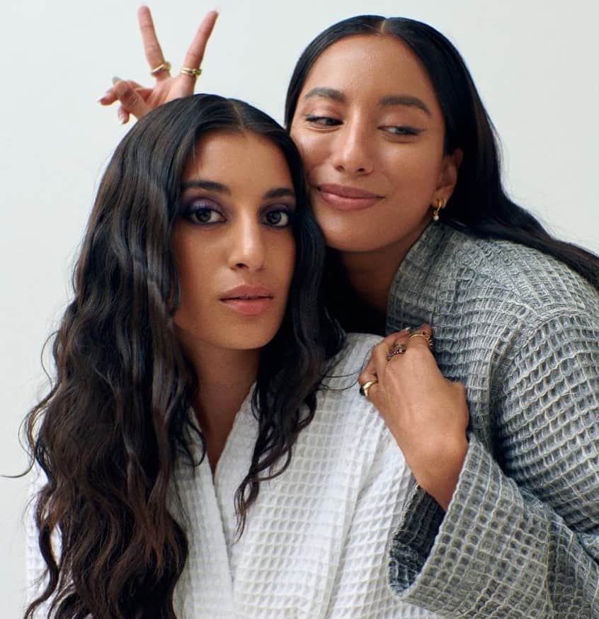 Revlonのインスタグラム：「Meet @anaasaber and @itsamrit, a creative duo who happen to be best friends. We're also proclaiming them experts at bold, DIY glam makeup. Just check out those #RevlonSoFierce eye looks 👯‍♀️  Tag your besties who you can't wait to reunite and do makeup with!  📷: @highsnobiety」