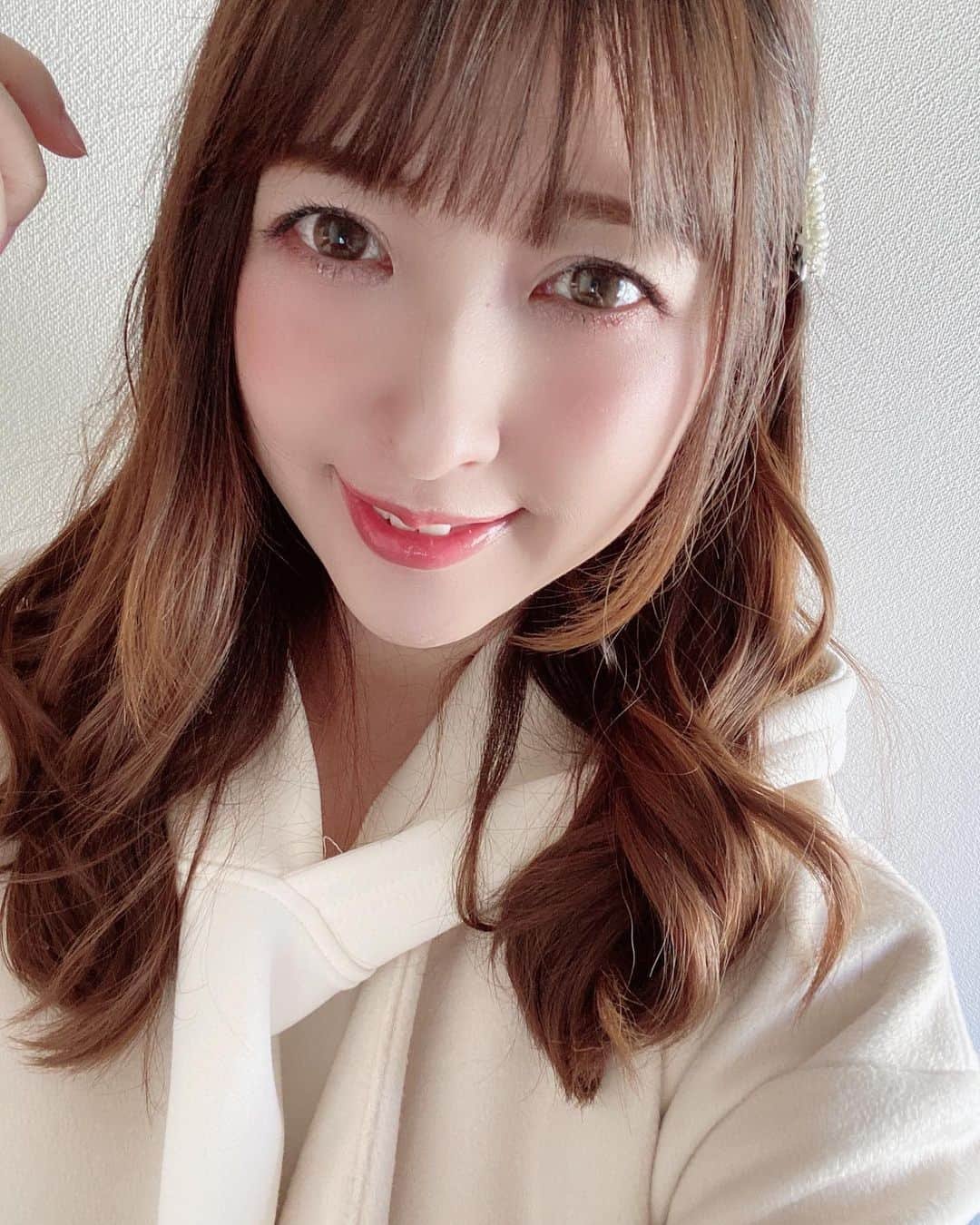 雨宮奈生のインスタグラム：「バレンタイン🍫  #valentine #white #ootd #olivedesolive #オールホワイトコーデ   #フォローしてね #ポートレート #グラビア #グラドル自画撮り部 #自撮り女子 #自撮り界隈 #fashion #おしゃれさんと繋がりたい  #portrait #model #gravure #idol #selfie #japanesegirl #photooftheday #좋아요 #팔로우환영 #팔로미 #오오티디 #옷스타그램 #셀피 #粉我」