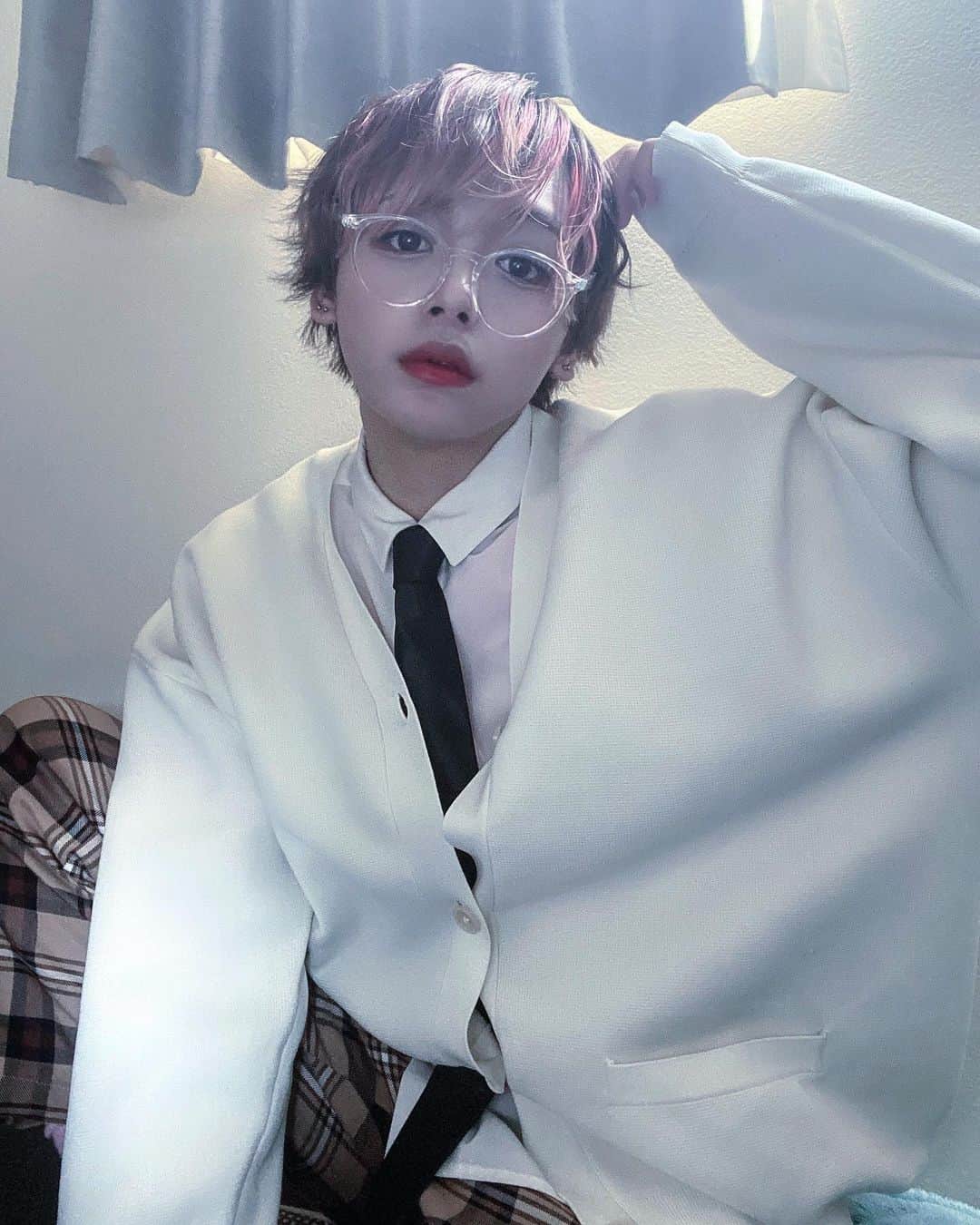 のインスタグラム：「・・・ 👓 どう？本無くて理系感出せない 悔しいマン‼︎ムーニーマン‼︎ 👓  #いいね#いいね返し#いいね返しは絶対 #フォロバ#フォロバ100 #いいねした人で気になった人フォロー #いいねした人全員フォロー #お洒落さんと繋がりたい#お洒落好き #美男美女と繋がりたい #雰囲気#雰囲気推してください#fff#flf#f4f#f4follow_#lfl #lff #likeforlikes #likeforfollow #followme #followforfollowback #instagood #instgram#instalike #instfashion#ootd#自撮りの人と繋がりたい #自撮り」