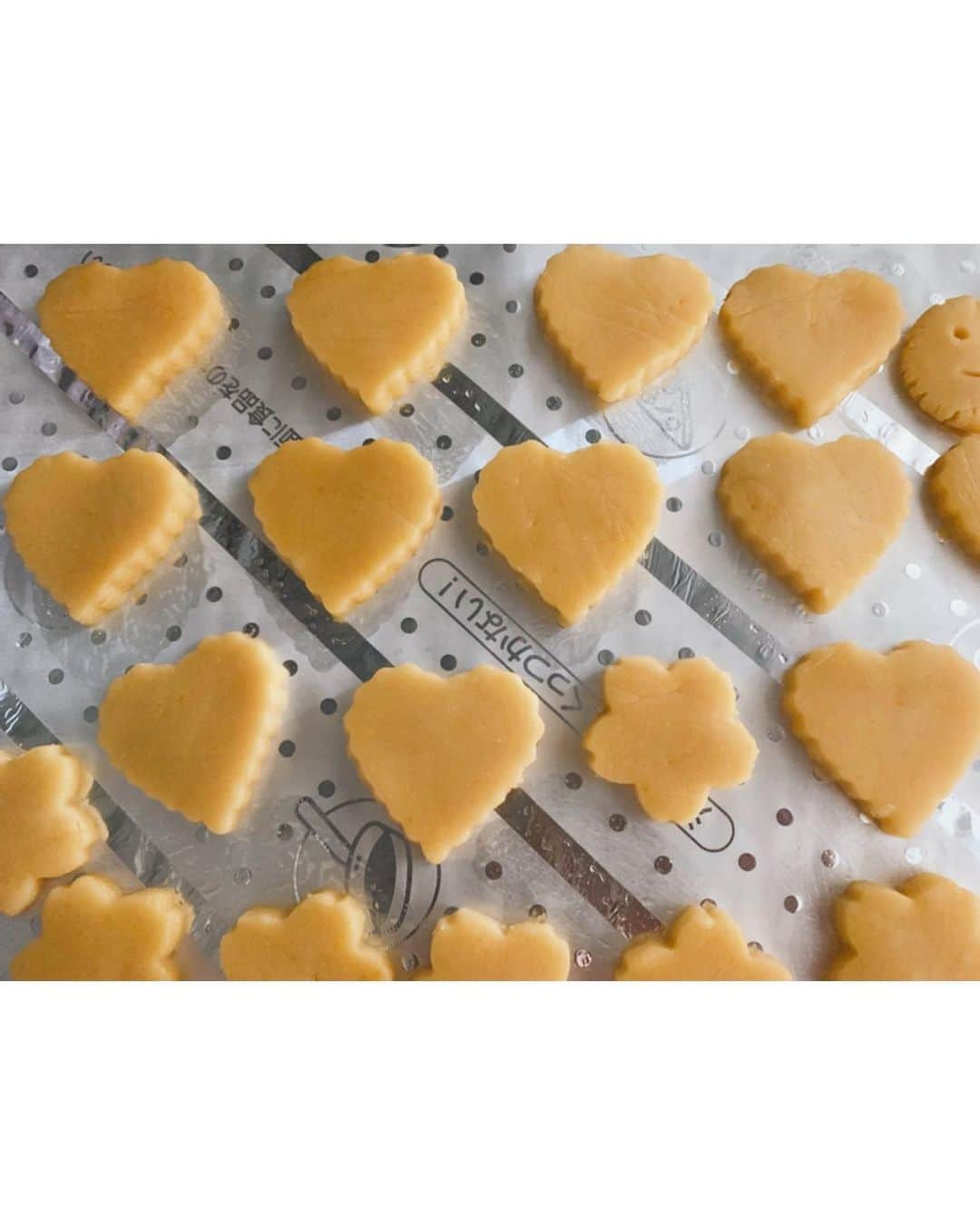 佐々木希さんのインスタグラム写真 - (佐々木希Instagram)「Happy Valentine！ 甘さ控えめクッキー作りました🍪 お家の中が甘い香り☺︎」2月14日 11時28分 - nozomisasaki_official
