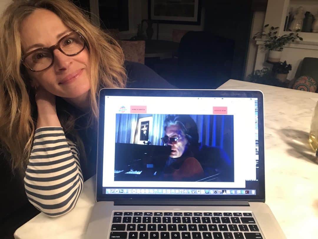 ジュリア・ロバーツのインスタグラム：「Check Out the great Charlie Sexton among others right now! Food for love.org. Raising money for food banks in New Mexico. Great music for a great cause. 🎶 ❤️ #donatewhatyoucan #loveeachother #wearamask #Allenlove」