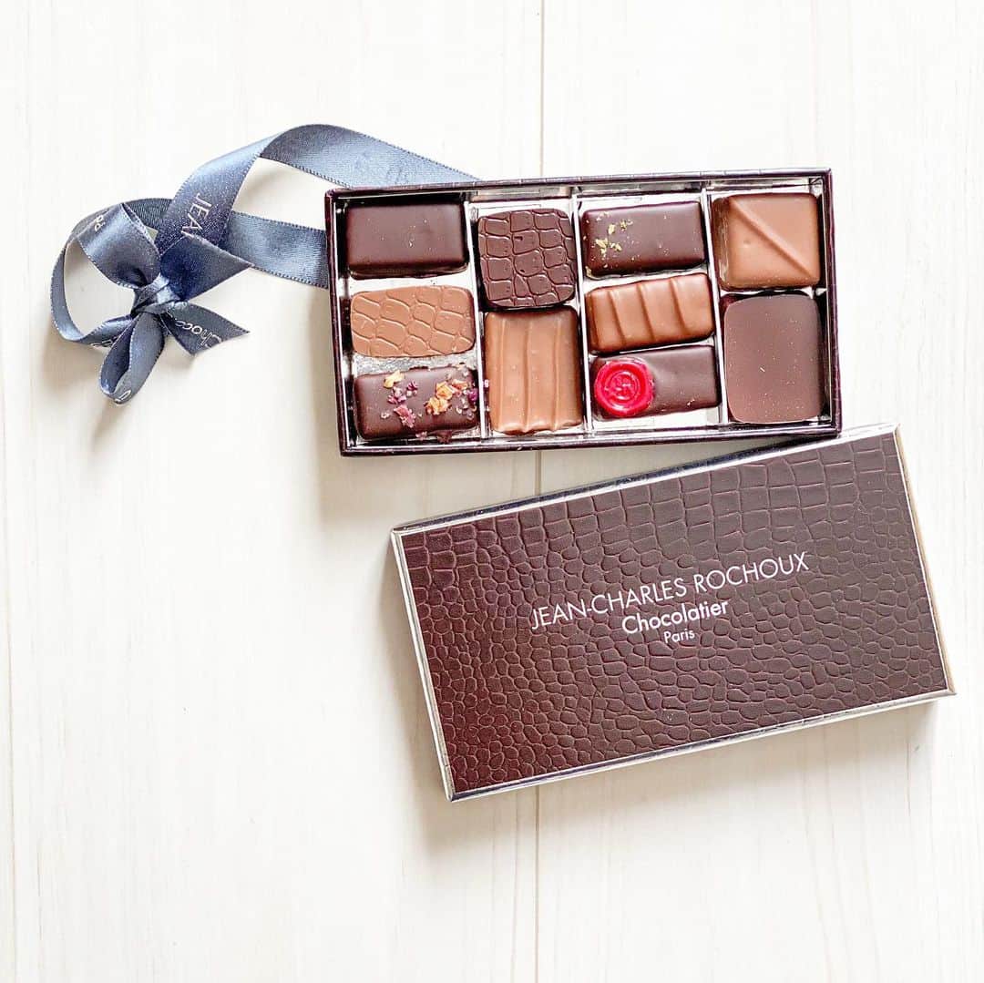 片桐優妃のインスタグラム：「happy valentine 💝 . パッケージに一目惚れした#jeancharlesrochoux の#チョコレート#🍫 . 俺にくれるやつなのにあなたがあけてあなたが写真撮ってるじゃんていわれてほんとその通り申し訳ない🤣🤣完全に自分の好みで選んだから笑笑 . #バレンタイン #バレンタインデー #ジャンシャルルロシュー」
