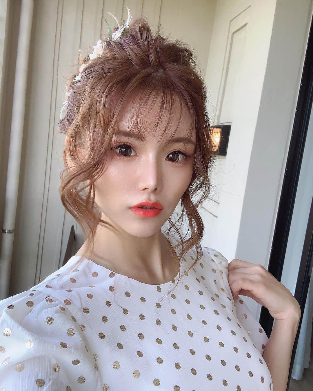 あやごるふのインスタグラム：「沖縄での撮影にて﻿ 素敵なヘアメイクをしていただきました😍💖﻿ ﻿ @sakiko_hair_make  ﻿ メイクもヘアもイメージ通り✨﻿ ﻿ 正直、沖縄で知り合いのヘアメさんいないし、﻿ 自分のこと全て分かってくれている人じゃないと﻿ 絶対に何も任せられない完璧主義人間だから﻿ めちゃくちゃ不安だったけど…🤣💦﻿ ﻿ こんなに可愛い髪型とお顔に変身できました🦸‍♀️﻿ ﻿ 沖縄でヘアメイクをしたい方は是非💖﻿ 宿泊先のホテルまで出張してくれるよ🚗﻿ ﻿ 咲子さん、ありがとうございました😊🌼﻿ ﻿ ﻿ ﻿ #ヘアメイク #セルフィー #ギャル #gal #kimonogirls #タビジョ #hairsalon #ヘアアレンジ #ヘアスタイル #hair #hairarrange #メイク #プレ花嫁 #ウエディングアクセサリー #ブライダル #hairstyle #アレンジ #ヘア #ヘアメ #ヘアメイクアーティスト #ごろふ #ゴルフ女子 #沖縄 #沖縄旅行 #okinawa #okinawajapan」