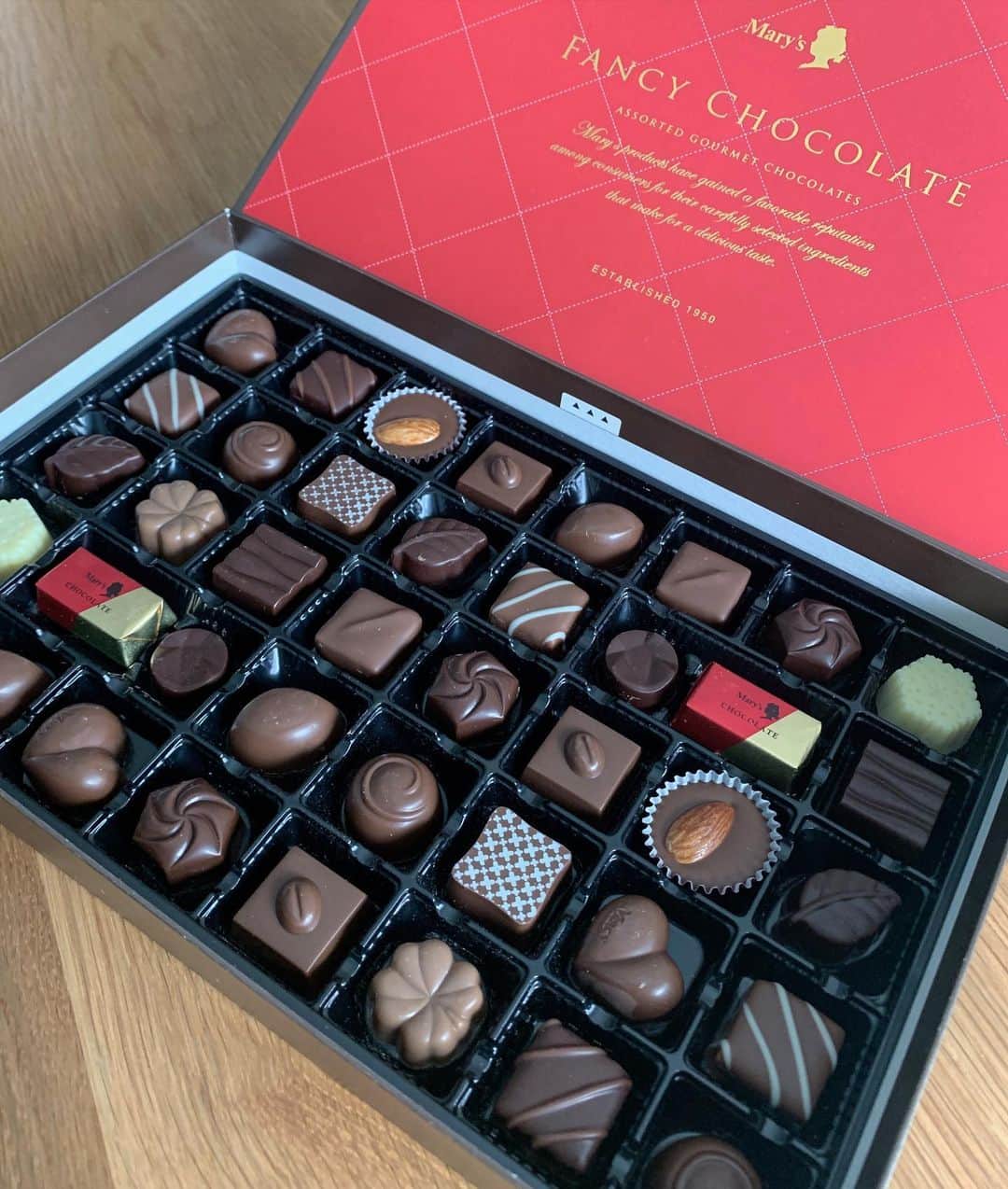 関絵理子のインスタグラム：「#valentinechocolate   今朝、いただき物のチョコレートの最後の一粒を食べて箱を捨てようとしたら、あれ😳なんか重い。。なんと、もう一段入っていました！😆おいしくて大事に大事に食べていた、 #メリーチョコレート のもの🤎  バレンタインにぴったりな朝でした☺️💕  ・ ・ ・  #バレンタインチョコ #思いがけず #サプライズプレゼント #チョコレートギフト #チョコ好き #おいしいもの  #maryschocolate #chocolatelover #초코케이크」