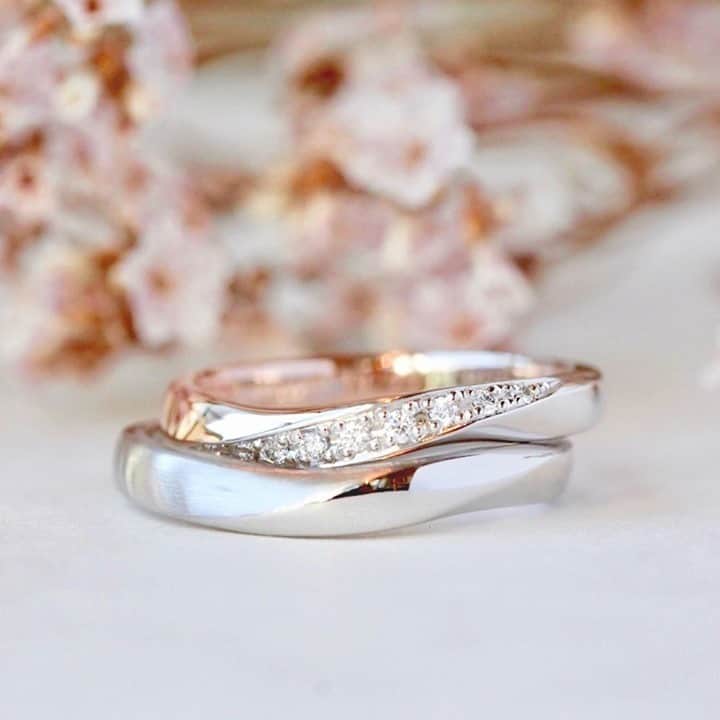 ith / イズ オーダメイド結婚指輪さんのインスタグラム写真 - (ith / イズ オーダメイド結婚指輪Instagram)「同じ形の指輪でも、 アレンジをすることで それぞれの個性が引き立ちます。  コンビカラーに惹かれていた女性。 お好みだったカーブの形の《マルカート》を、 プラチナとピンクゴールドで お仕立てしました。  男性はシンプルに、 プラチナ一色でのお仕立て。 一部分のみマット加工を施し、 よりお揃い感をプラスしました。  自分らしさもお揃い感も 両方叶うデザインになりました。  ▽ 指輪について 結婚指輪(男性)：マルカート Pt900：99,000円〜  結婚指輪(女性)：マルカート Pt900 K18PG：要お見積もり  公式ハッシュタグ🤳✨ #イズマリッジ  【オンラインサポートOPEN】 お二人それぞれのご自宅にいながら 指輪のオーダーメイドができる、 ithのオンライン相談もご活用ください💻 ご試着最多6点まで、レンタル可能です💍  #マリッジリング #エンゲージリング #結婚指輪 #婚約指輪 #カスタマイズ #指輪 #ダイヤモンドリング #婚約 #プレ花嫁 #ナチュラルウェディング #結婚指輪探し #指輪選び #指輪探し #結婚指輪選び #ペアリング #プロポーズ #特別感　 #オーダーメイドリング #結婚指輪オーダー #ゴールドリング #パーソナライズ #結婚準備 #花嫁  #2021春婚 #2021夏婚 #2021秋婚"」2月14日 11時30分 - ith_marriage