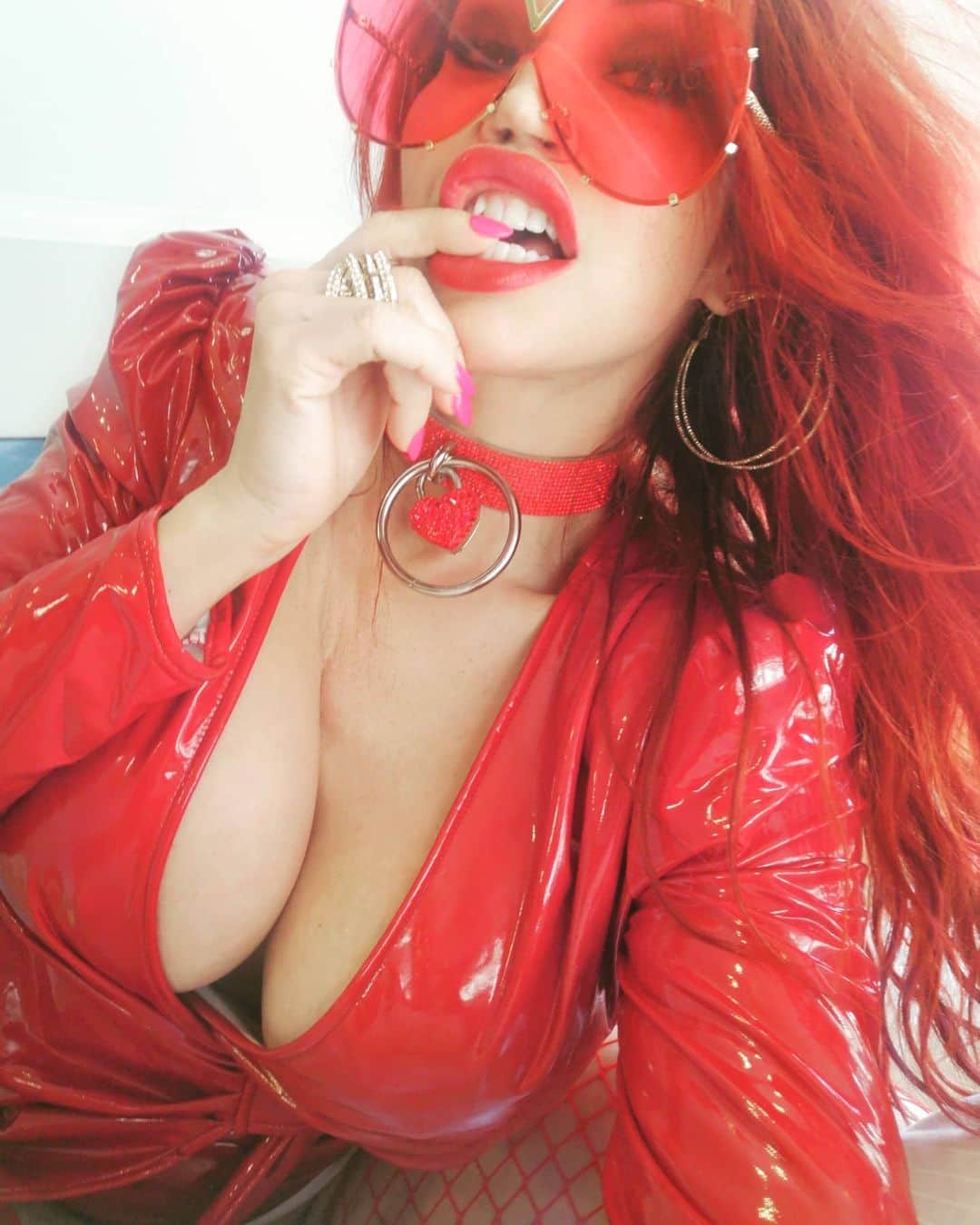 ビアンカ・ボーチャンプのインスタグラム：「Red is passion. Perfect for Valentin's weekend❤️ And for the occasion I'm having a sale on my OF😁 Link in Bio and see u there. DM me 😘」