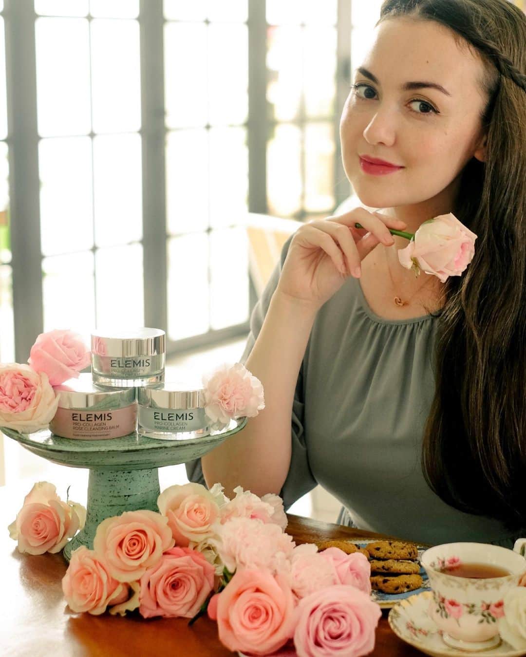 Rianti Cartwrightのインスタグラム：「Hampir setahun di rumah aja bukan berarti aku berhenti memperhatikan kesehatan kulitku. So happy I discovered @elemis_id Pro-Collagen Range. Menggabungkan marine active dengan ekstrak tumbuhan yang kaya akan antioksidan dengan stem cell, Pro-Collagen Range ini langsuuung menargetkan tanda2 penuaan seperti garis halus dan kerutan. Plus I’m loving the fragrance of the English Rose extract in the Super Cleansing Treatment Balm.  This Valentine’s Day, treat yourself to some skin TLC and use my unique PROMOCODE: RIANTIELEMIS to receive 10% OFF for the first 20 customers, starting today February 14 until the 21st of February 2021 to shop at Elemis Plaza Indonesia or id.elemis.com #ElemisIndonesia #ElemisID」