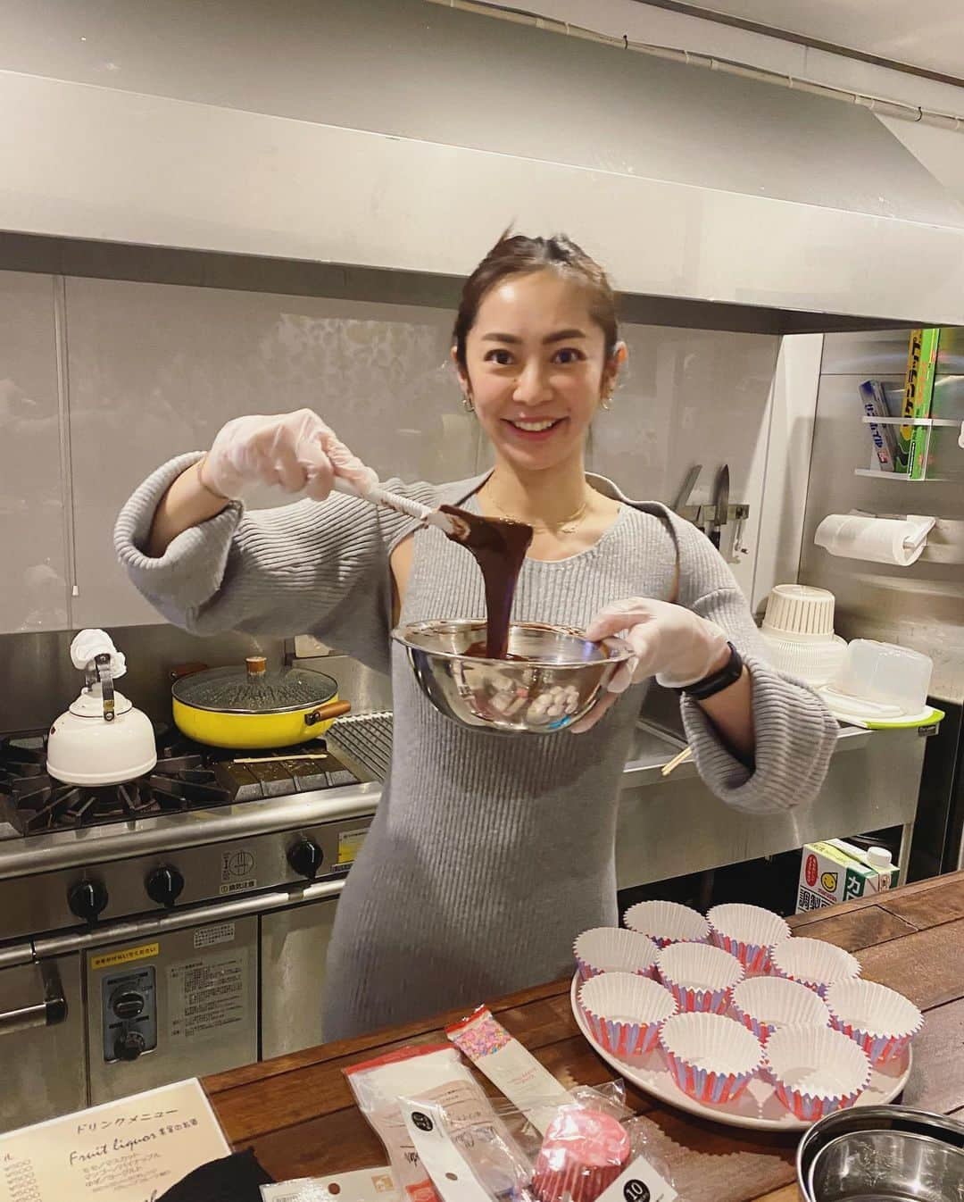 松岡李那さんのインスタグラム写真 - (松岡李那Instagram)「Baking 💗💗💗 Happy Valentines Day🍀 ハッピーバレンタイン🥰 ガトーショコラをカップで作ったよ💖 おいちおいち😋 #bake #valentine #valentineday  #バレンタインチョコ #手作りお菓子 #カップケーキ  #ガトーショコラ」2月14日 11時44分 - linahxoxo