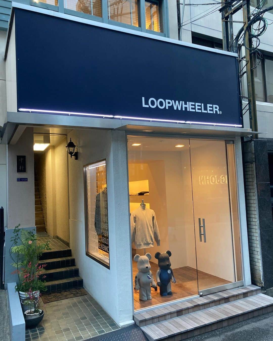 ループウィラーのインスタグラム：「. 現在、各店で大好評のLW for N.Hoolywood がディスプレイされたLW OSAKA。手前味噌ですが確かにコレは気になる…。いや、正直に欲しい！そんな特別なアイテムです。  This crew neck sweatshirt is a special model that reproduces the vintage with traditional techniques.  店舗では新型コロナウイルス感染拡大を防ぐため、スタッフはマスク着用にて接客の間合をとってご対応させていただきます。 店内におきましては次亜塩素酸空間除菌脱臭機を設置して消毒等十分店内環境を整えられるよう努めております。 . ご来店頂くお客様へのお願いと致しましては、マスクの着用をお願い申し上げます。 .  #loopwheeler #lwosaka #ループウィラー #吊り編み #tsuriami #吊り編み機 #日本製#スウェット #パーカー #カーディガン #Tシャツ #スウェットパンツ #長持ち #丈夫 #綿 #cotton #裏毛 #日本 #大阪 #心斎橋 #japan #osaka #shinsaibashi #madeinjapan」
