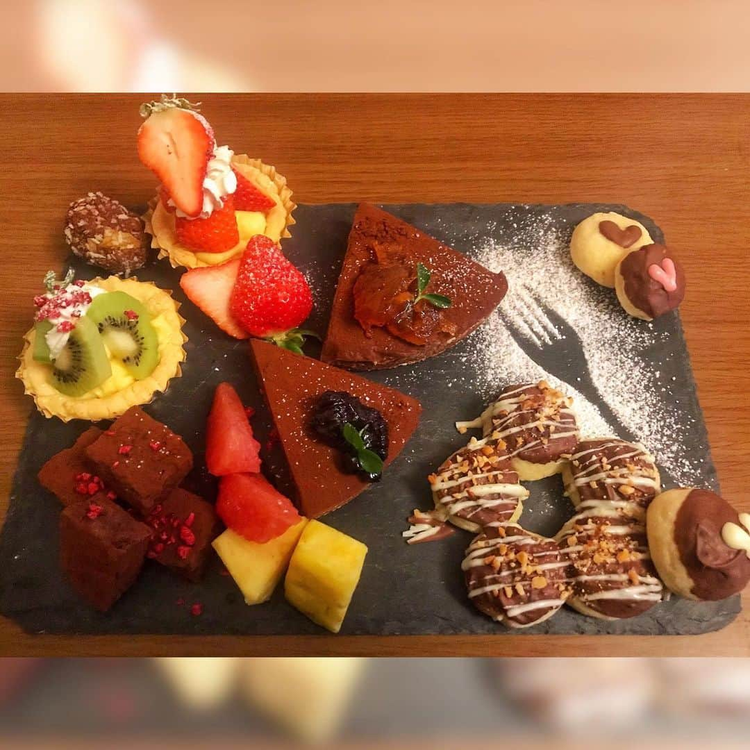 リバトラ YOSHITOさんのインスタグラム写真 - (リバトラ YOSHITOInstagram)「今年のValentine🍫﻿ ﻿ 今月はお互い忙しくて中々GYMも行けてなくて、その中で睡眠削って作ってくれてるのは感謝しかない🥺﻿ ﻿ ﻿ #Valentine#ValentineDay#バレンタインデー#チョコレート#フィットネスチョコ#手作りおやつ#フィットネス#チートデー#プロテインバー#豆腐チョコ#chocolate#fitness」2月14日 11時38分 - rebattler_