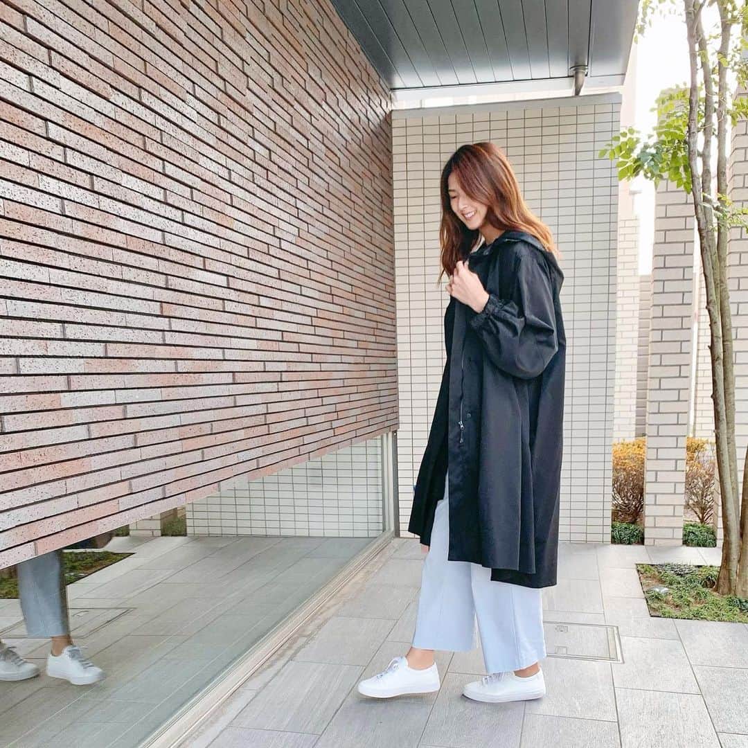 のインスタグラム：「久しぶりにコーデを、、、、 少し暖かくなってきたのでアウターも軽めに❣️  上は重めだからボトムと白スニーカーで バランスよく👟👌 @marni のトート持てるから嬉しいなぁ✨  トップスは肩のデザインとバックスタイルが 素敵すぎる🥺🤍 春にアウター無しで着たいなぁ、、🌸  tops @tonal_official #tonal#トーナル pants @zara #zara#ザラ outer @emmi.jp #emmi#エミ  . . . . #ootd #ootdfashion #fashion #spring#mama #コーデ#ママコーデ#ママファッション #春コーデ#二児のママ#スニーカーコーデ #白スニーカー#パーカーコーデ」