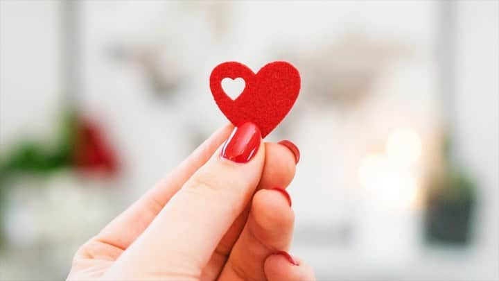 エアアジアのインスタグラム：「Single? Taken? Waiting for the right moment? 🤔  No matter who you are, or where you’re at in life, love is always in the air.   Happy Valentine’s Day from airasia to you! ❤️」