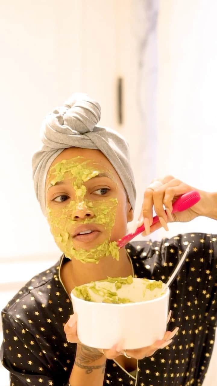 カルーシェ・トランのインスタグラム：「One of my fav and easiest DIY face masks - avocado, honey and jojoba oil 🤎 Keep that skin hydrated 💧」