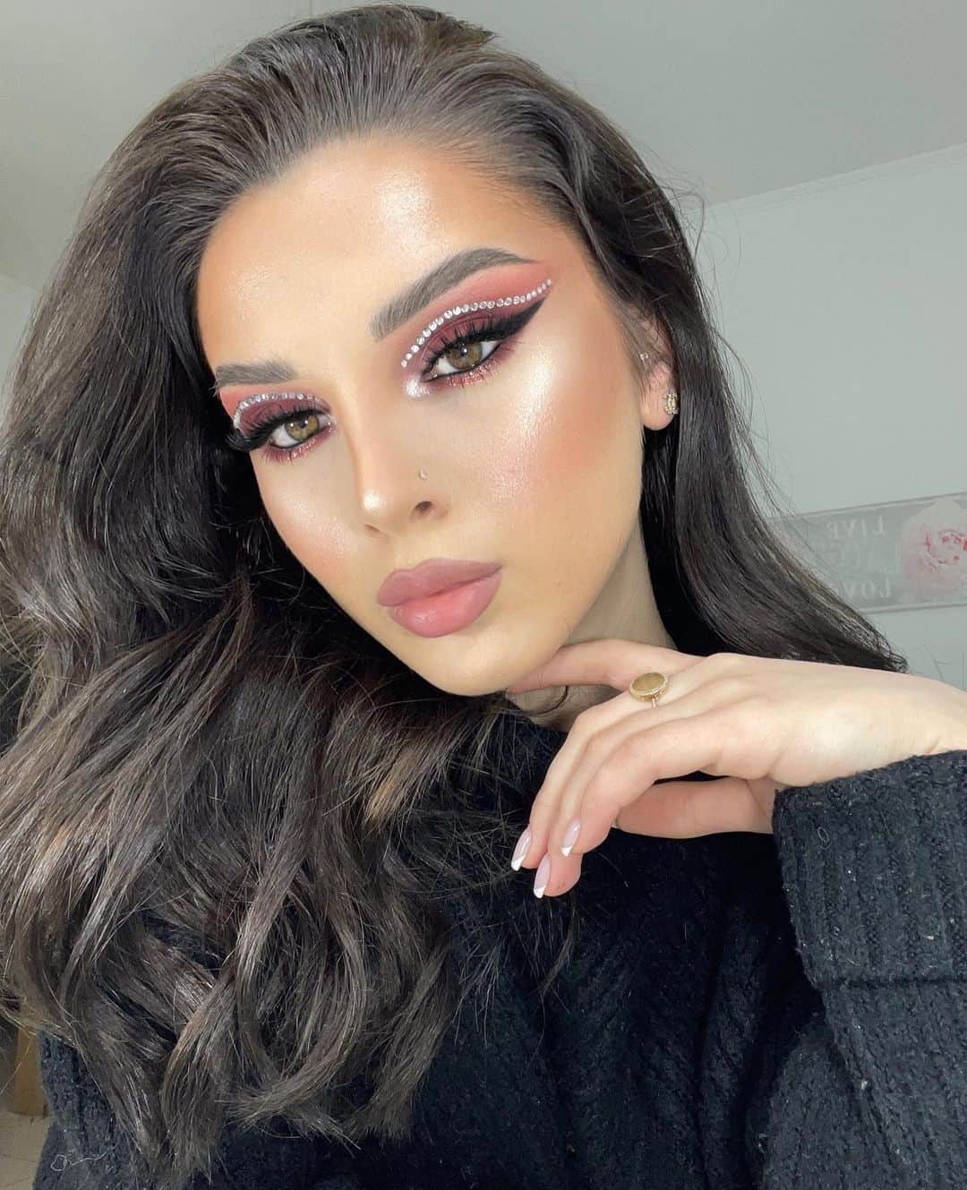 Anastasia Beverly Hillsさんのインスタグラム写真 - (Anastasia Beverly HillsInstagram)「Roses are red, 🌹  Violets are blue, These brows are flawless, And that lip look is too. 💋   Heart eyes 😍 for @xhensilah in this ultra-romantic Valentine's Day look in  #AnastasiaBeverlyHills Brow Freeze layered with our Brow Pen and our Lip Stain in "Rosewood."  #anastasiabeverlyhills #anastasiabrows #browfreeze」2月14日 11時43分 - anastasiabeverlyhills