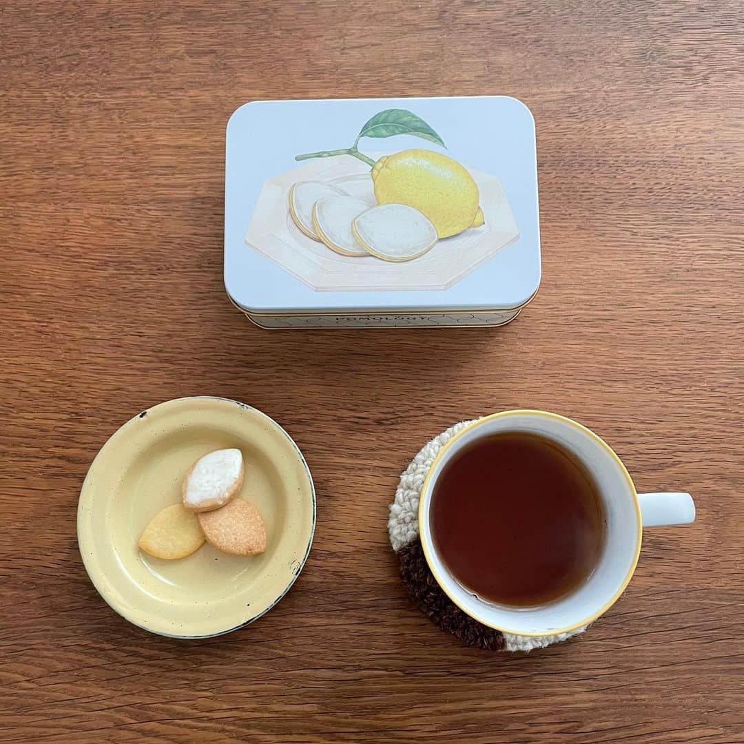 今村沙緒里のインスタグラム：「レモンクッキー🍋 POMOLOGYのクッキー。 味もおいしくて缶もかわいい。 色々な種類があっておすすめです。 ・ 地震こわかったですね。 病院もこわかっただろうな。 東北地方の方々、被害が少ないことを願います。 安心して暮らせる日が早く来てほしいですね。 お茶の時間がほっとします＊ 素敵なバレンタインを❤︎ ・ Happy Valentine's Day！ I like tea and cookies time☕️ #valentine #teatime #lemoncookies #twg #pomology #お茶の時間 #ほっ❤︎」