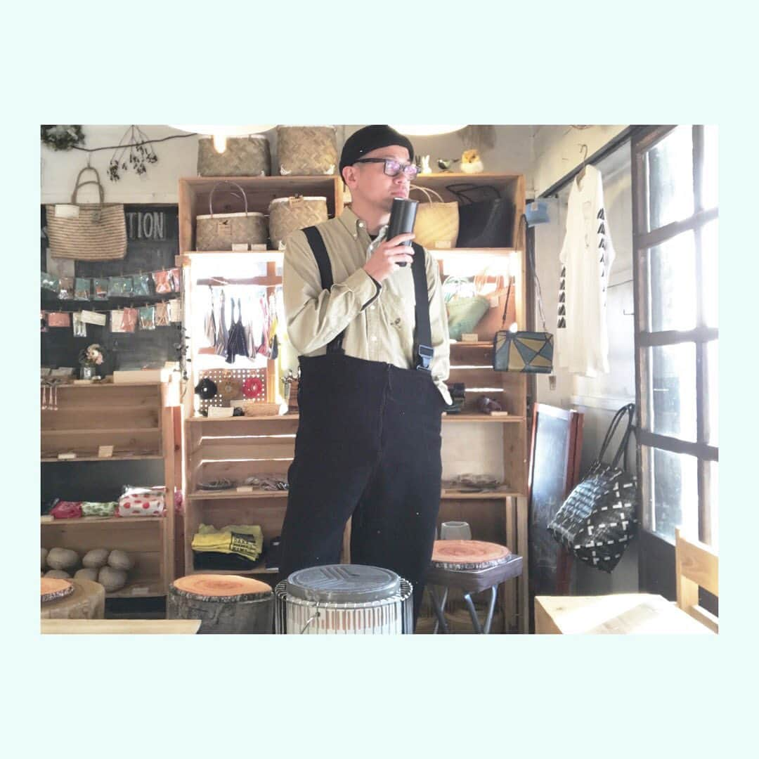 d-iZeさんのインスタグラム写真 - (d-iZeInstagram)「山小屋でコーヒー。 すっかり青森の人。  #dizepop #だるまストーブ #フリースのオーバーオール最高」2月14日 11時43分 - dize1104