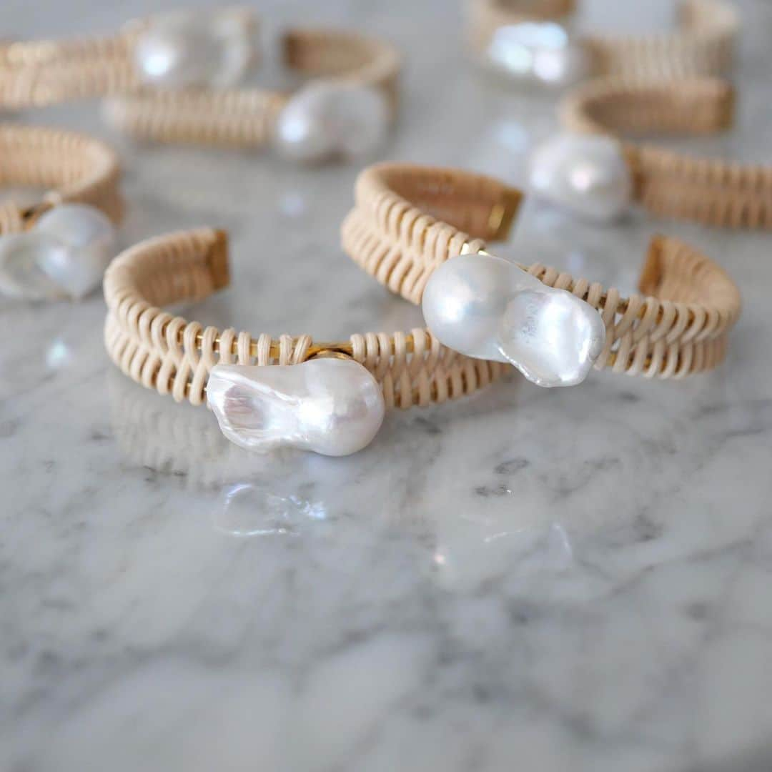 アデルさんのインスタグラム写真 - (アデルInstagram)「#aderbijoux 2021 SPRING / SUMMER COLLECTION "VILLA DES MYSTÈRES"  ・POMPEII baroque pearl rattan bangle  #ADER #21SS #viladosremedios  #jewelry #accessory #rattan #bangle」2月14日 11時44分 - ader_official