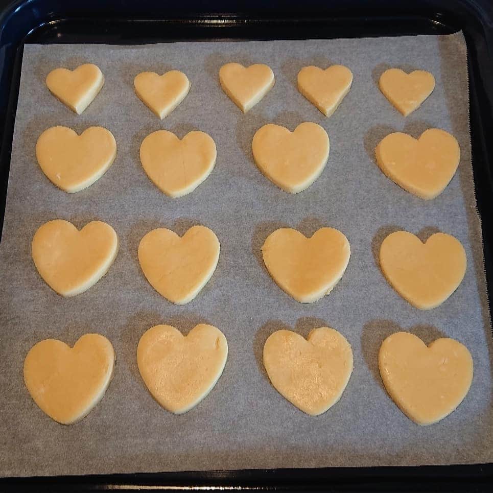 藤森夕子さんのインスタグラム写真 - (藤森夕子Instagram)「バレンタインデーにハートのクッキー焼きました🤭 #バレンタインデークッキー #手作りクッキー #手作り#ハートのクッキー#チョコレートクッキー#おうちごはんlover #おうち時間 #クッキー作り #バレンタインデー #フーディーテーブル」2月14日 17時17分 - yukofujimori2525