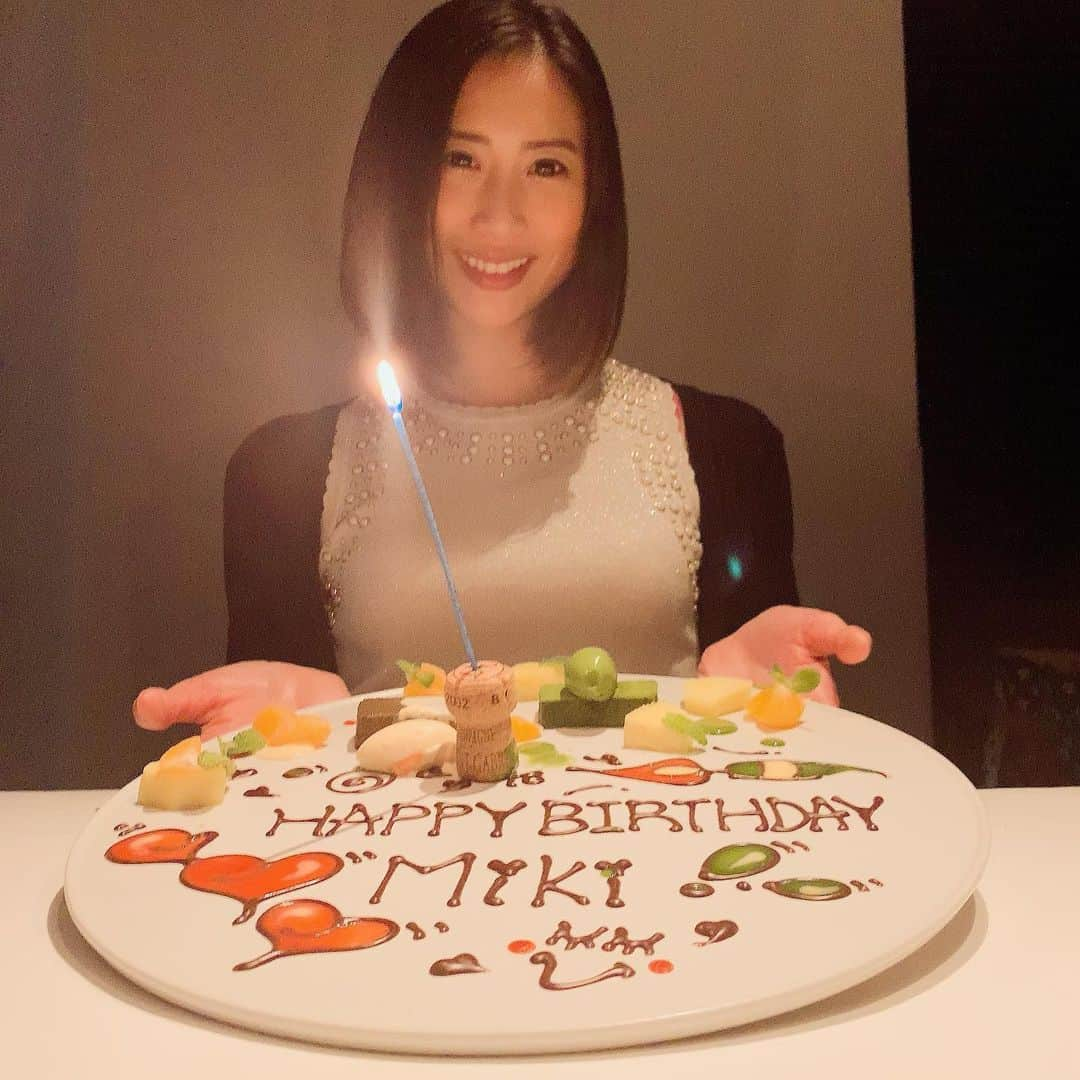 桜井未来さんのインスタグラム写真 - (桜井未来Instagram)「誕生日ディナー🍽✨  広ーい個室で他のお客さん達には会わず、素敵なご飯😂💓  牛フィレ肉をパイ生地に包んで焼いたお肉が美味し過ぎて悶絶（笑） 今まで食べたフィレ肉の中で1番美味しかったかも😋❤️  可愛いバースデープレート🎂🍓 は40歳独身のおじさんが書いてますw と言うソムリエさんの面白エピソード付きww  最高に楽しいお誕生日会でした🥺💓  #誕生日 #誕生日ディナー #20代最後の日 #20代最後の晩餐 #タワシタ」2月14日 17時16分 - miki.sakurai0214