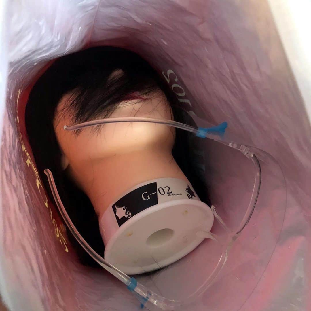 奥山佳恵さんのインスタグラム写真 - (奥山佳恵Instagram)「・ 家の中に 袋にゴロッと無造作に  ヒトの頭部が入ってるって  とってもイヤじゃないですか？  #美容師 #美容師のいる家 #美容師あるある  フェイスシールド入り。  感染予防を気にする頭部。笑 ・」2月14日 17時09分 - okuyama_yoshie